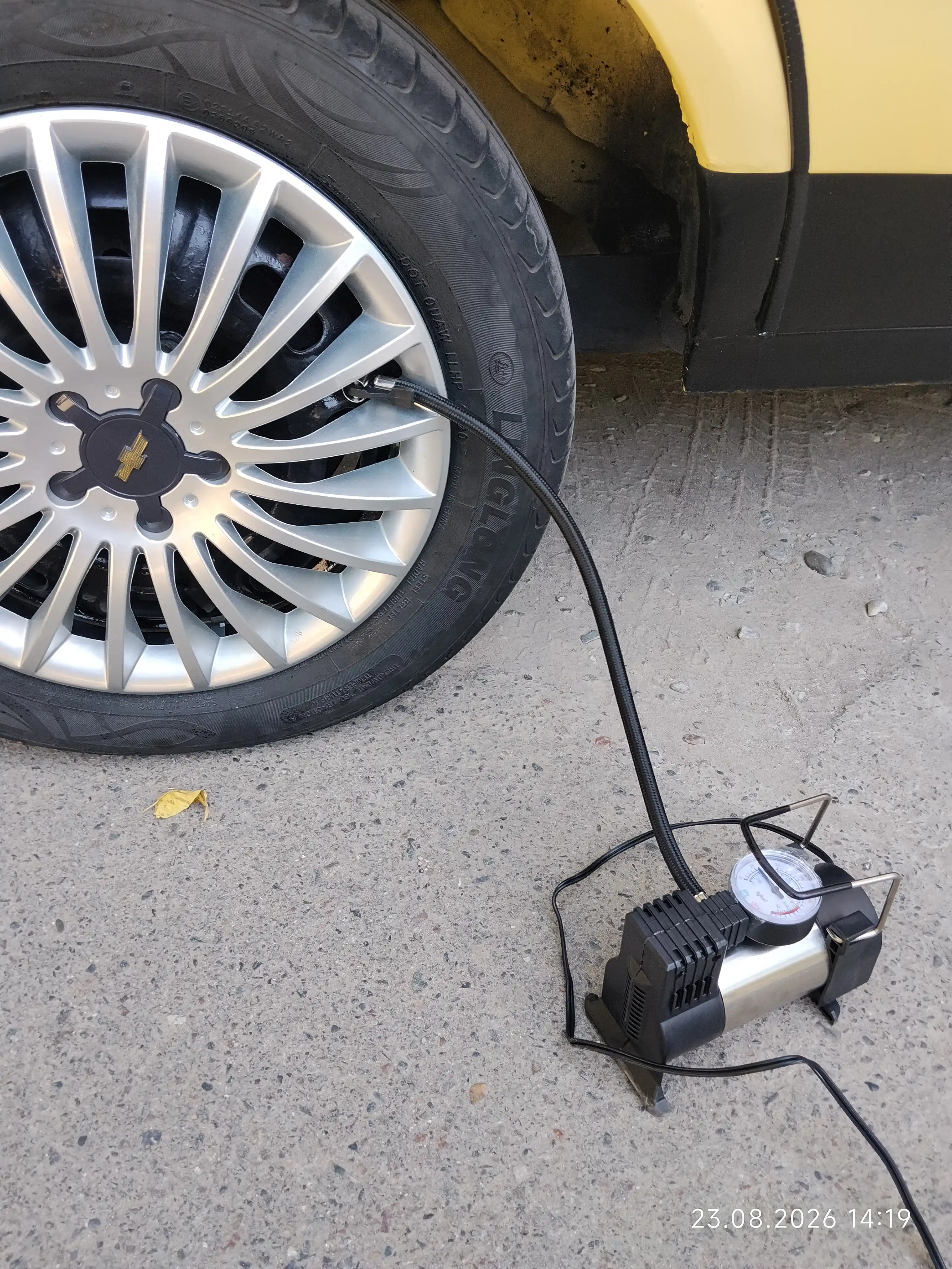 Avtomobil uchun kompressor nasosi 12V aksessuarlar to‘plami bilan