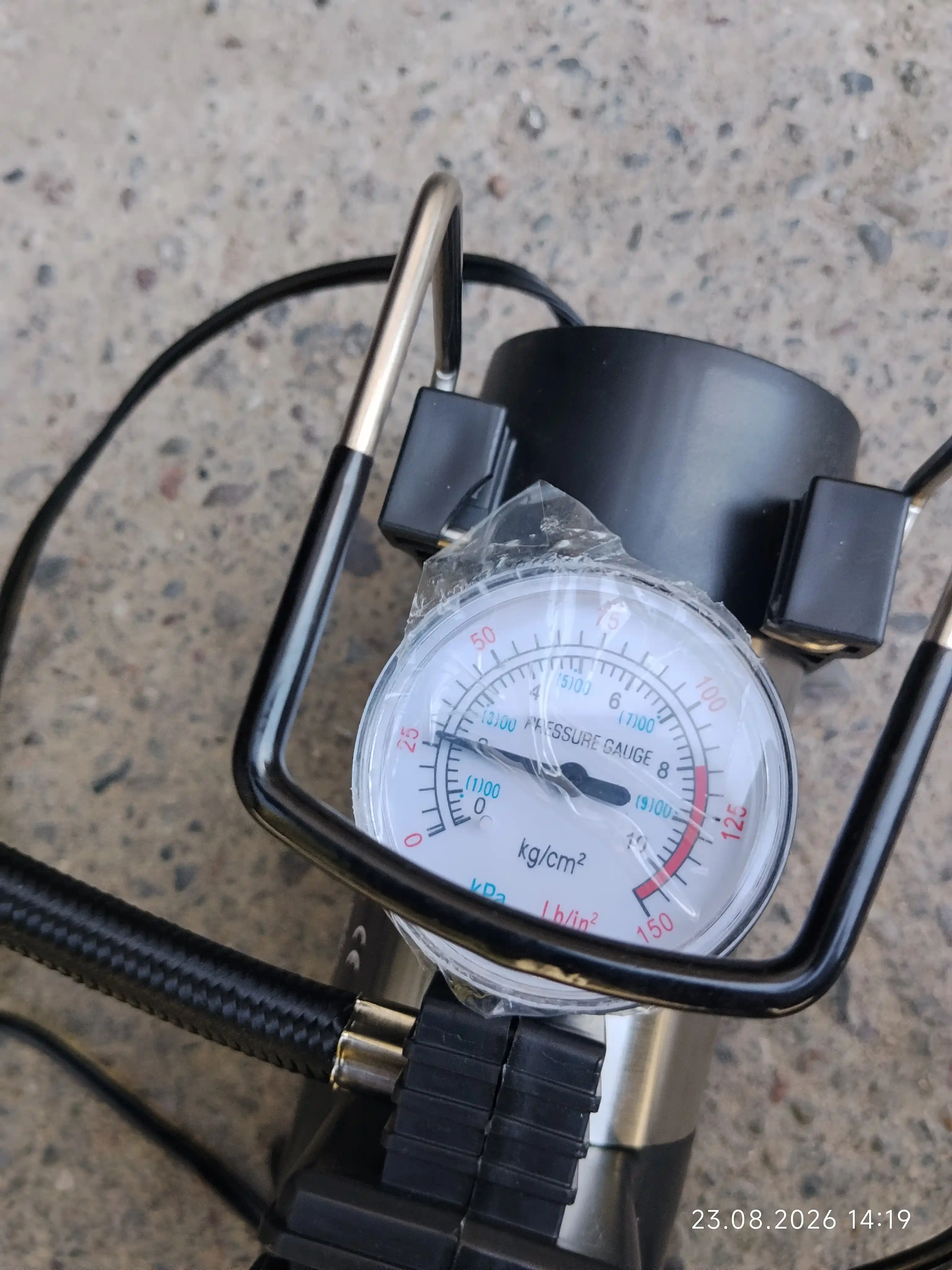 Avtomobil uchun kompressor nasosi 12V aksessuarlar to‘plami bilan