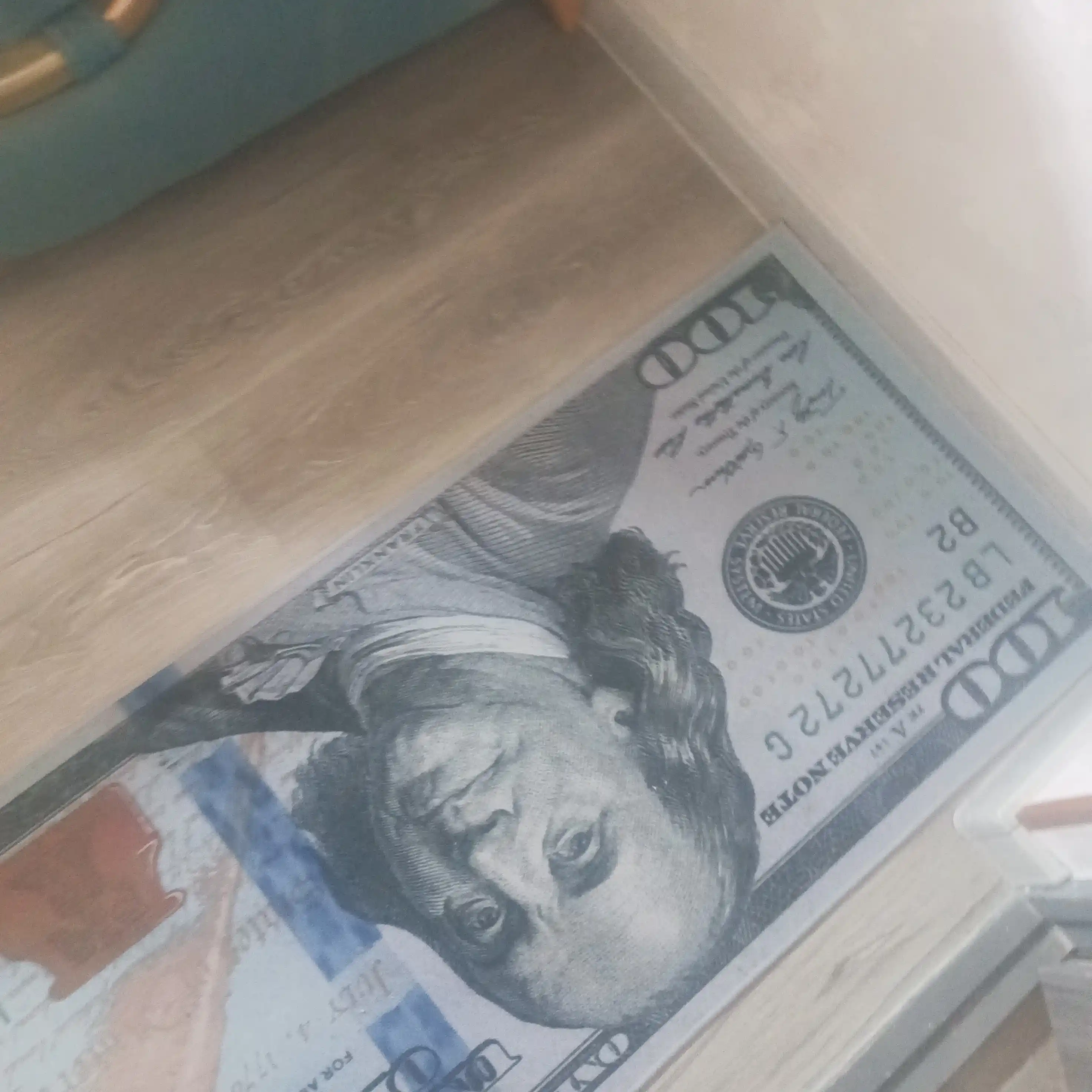 Gilamcha 100 dollar ko'rinishda, dekorativ, xonaga