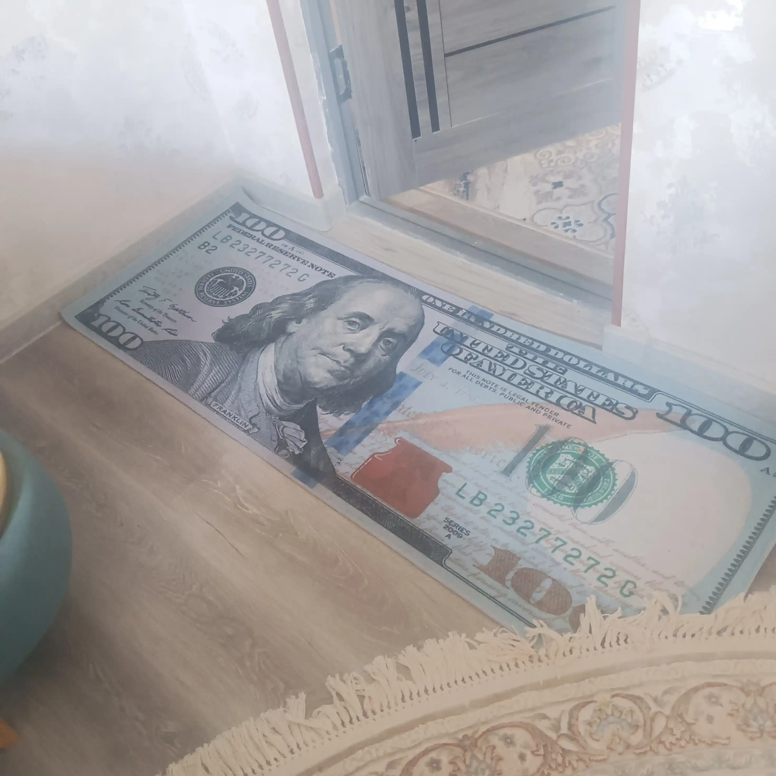 Gilamcha 100 dollar ko'rinishda, dekorativ, xonaga