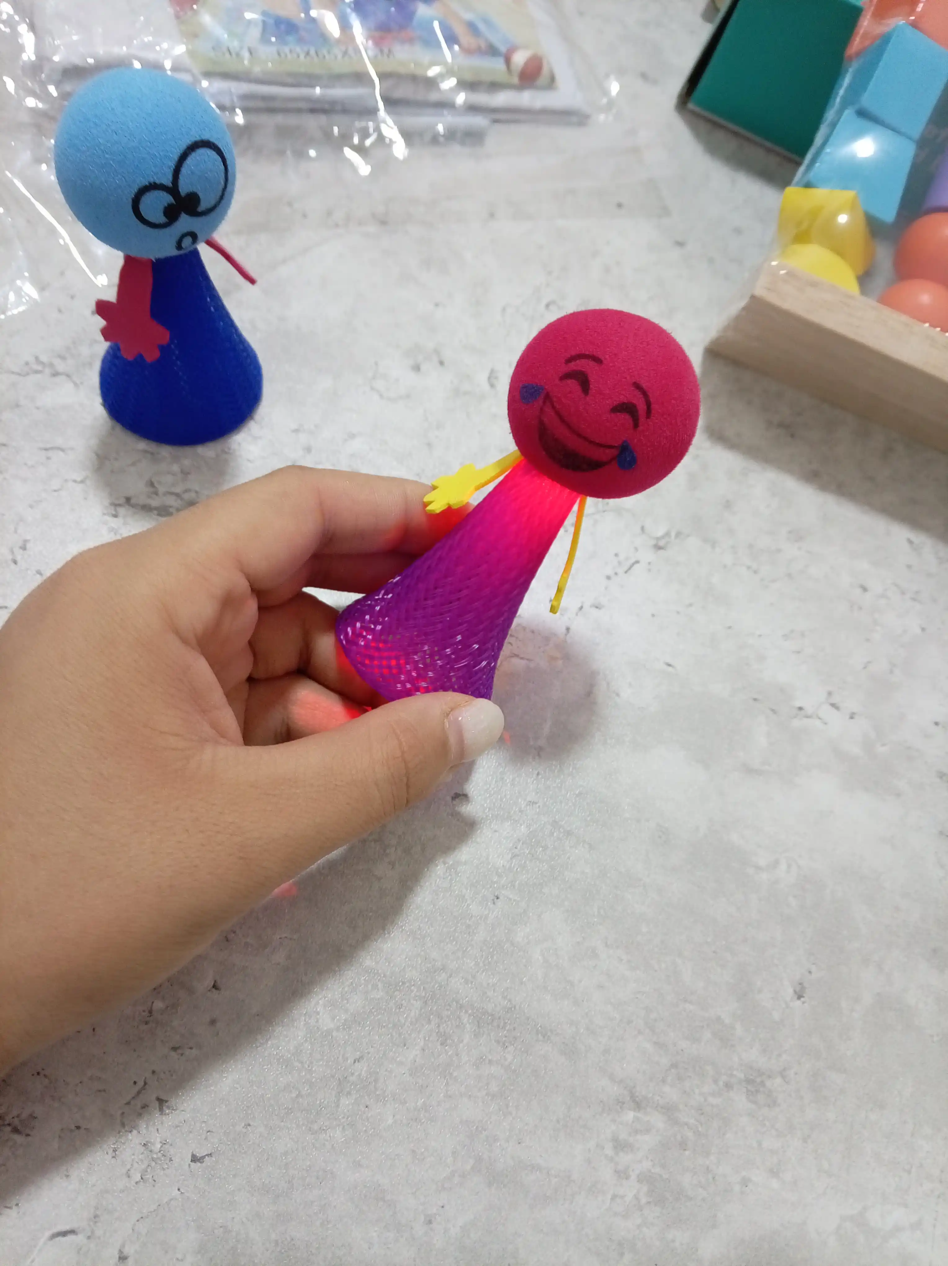 LED Chiroqli Sakrovchi Antistress O'yinchoq - Yumshoq Emoji Rangli Antistress Mesh Shar