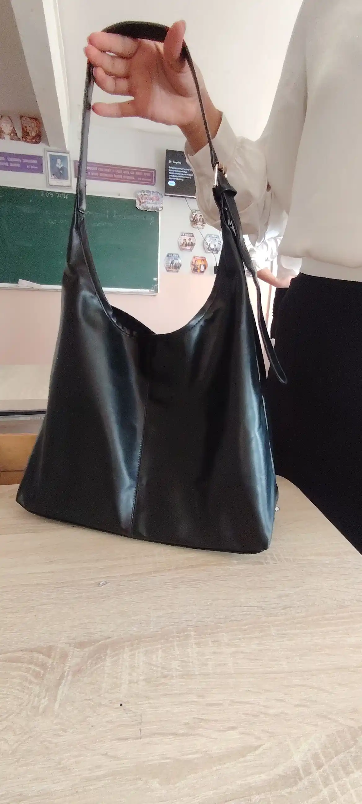 Ayollar uchun yelkaga taqiladigan sig‘imli PU charm xobo sumka