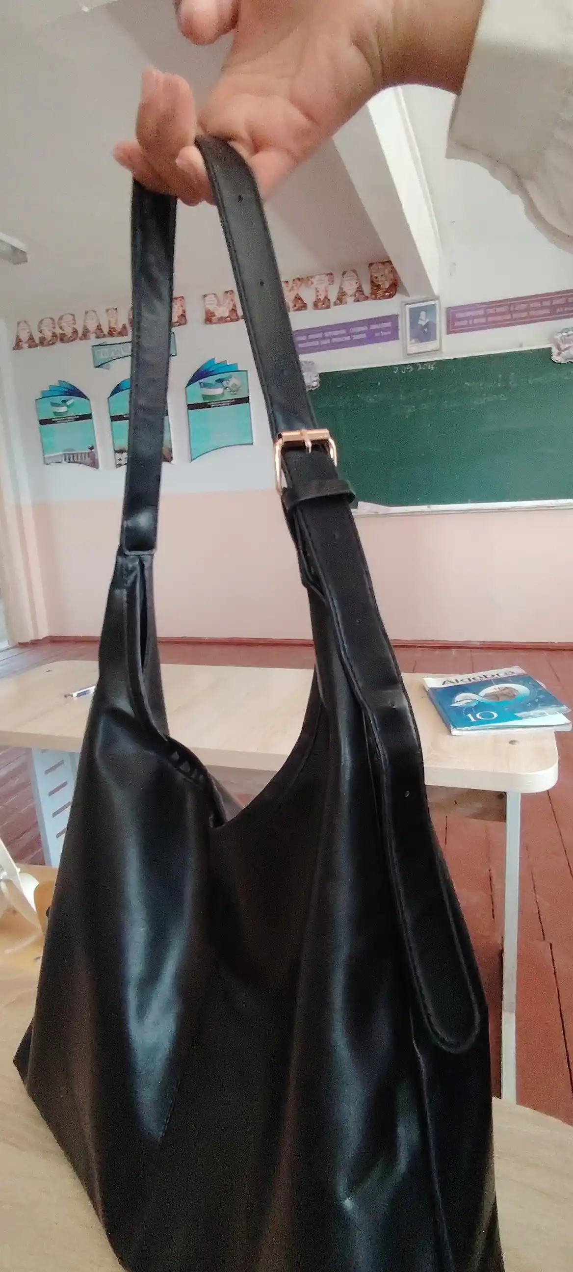 Ayollar uchun yelkaga taqiladigan sig‘imli PU charm xobo sumka