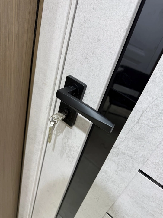 High-Tech ichki eshik — eko shpon, beton kulrang va ayс rang