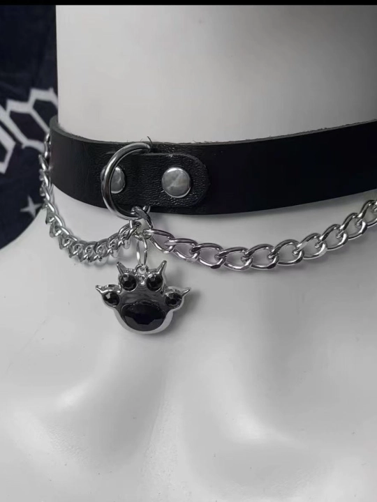 Gotika va pank uslubidagi choker, kapalak, yurak, xoch va boshqa bezakli modellar