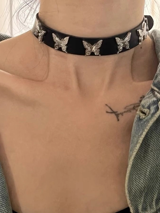 Gotika va pank uslubidagi choker, kapalak, yurak, xoch va boshqa bezakli modellar