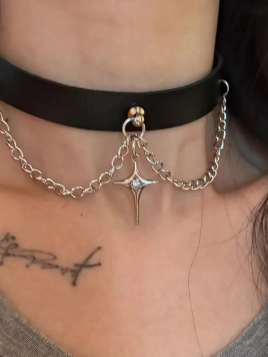 Gotika va pank uslubidagi choker, kapalak, yurak, xoch va boshqa bezakli modellar
