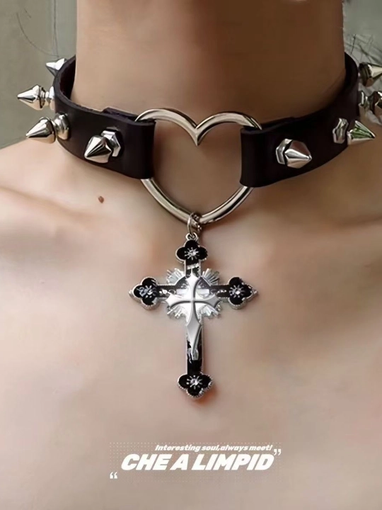 Gotika va pank uslubidagi choker, kapalak, yurak, xoch va boshqa bezakli modellar