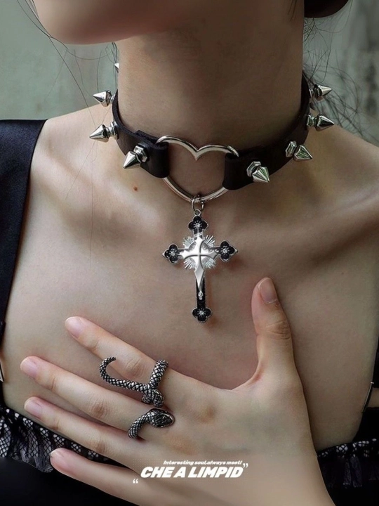 Gotika va pank uslubidagi choker, kapalak, yurak, xoch va boshqa bezakli modellar