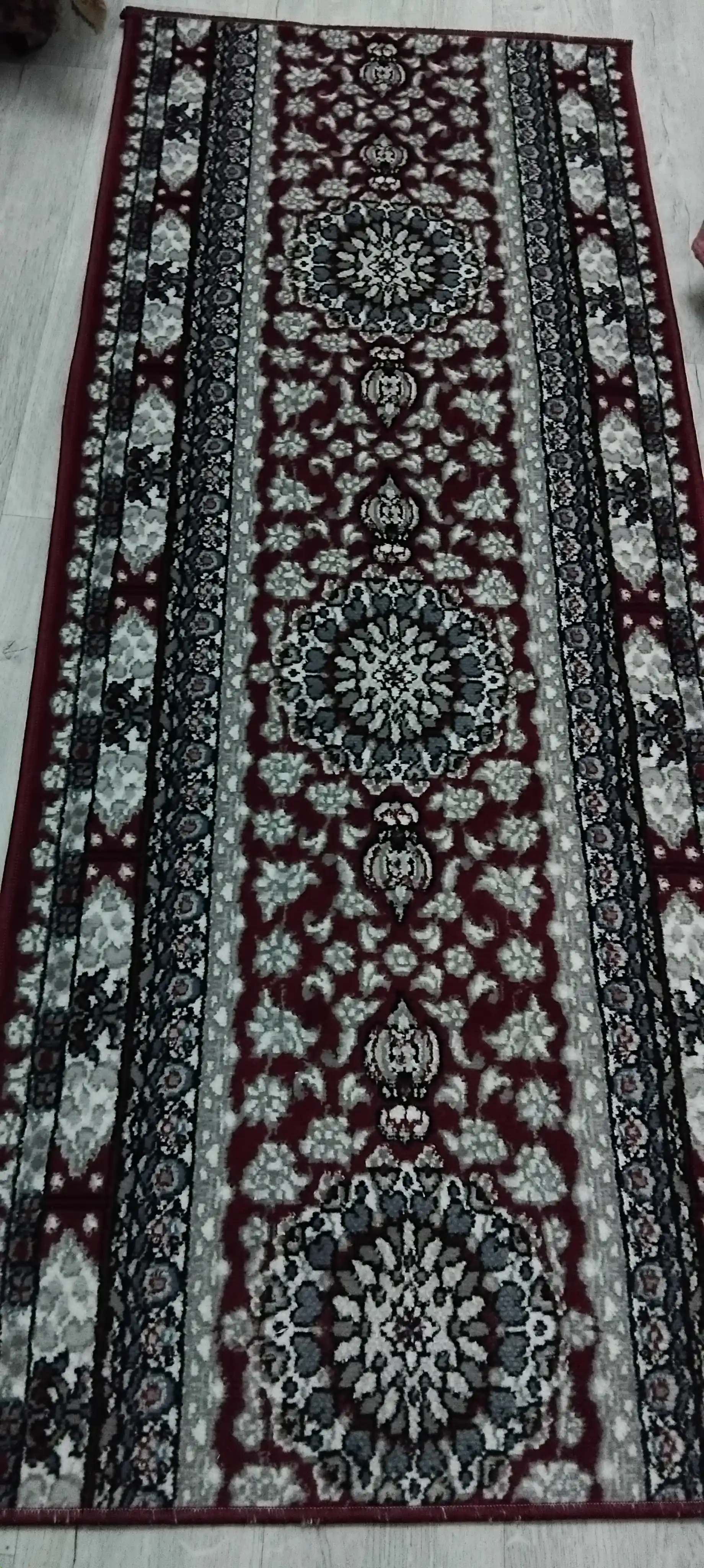 Qizil gulli yo'lak gilamlar