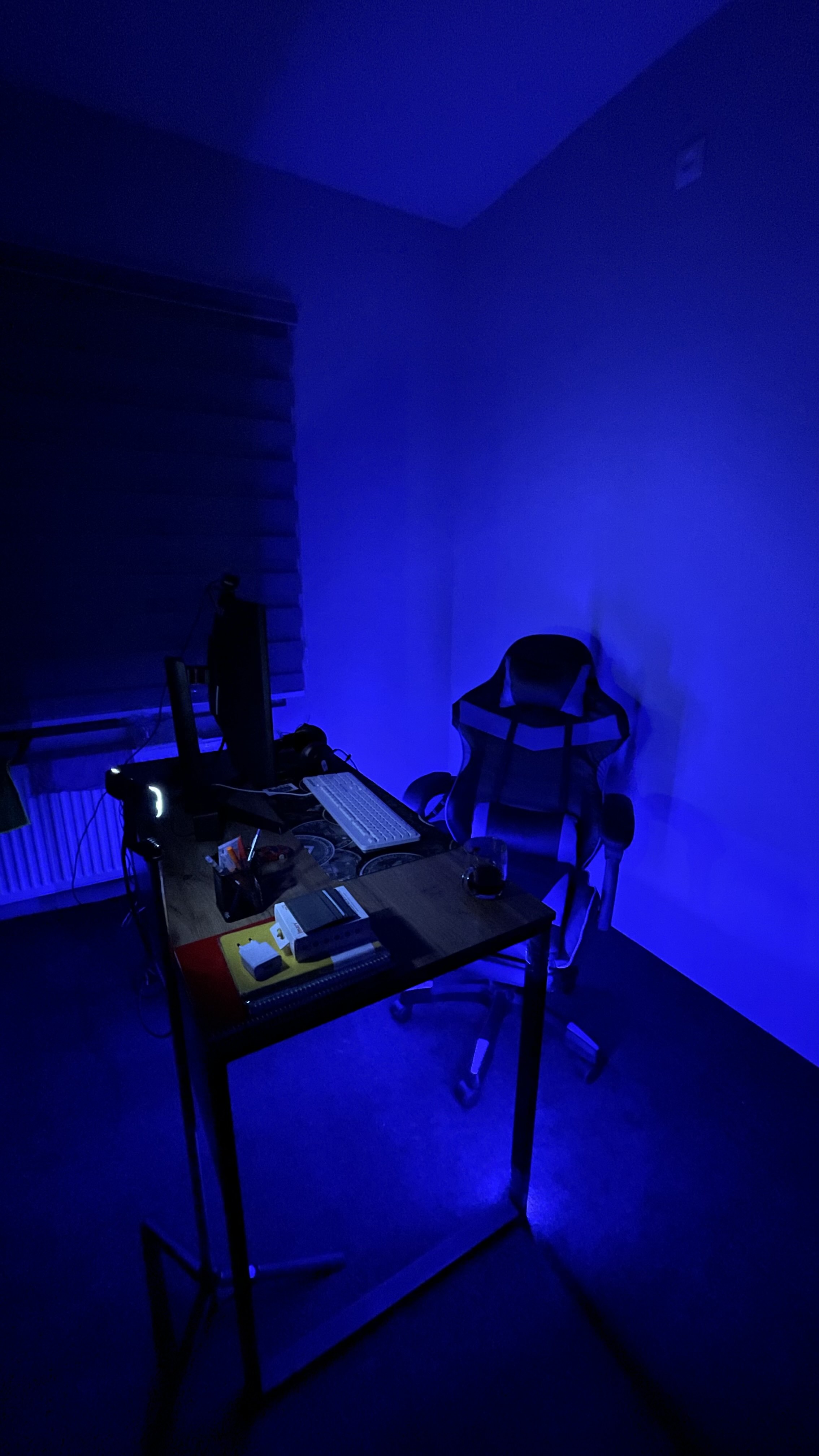 RGB LED masofadan boshqarish pulti bilan 5 metrli LED ko'p rangli lentasi 