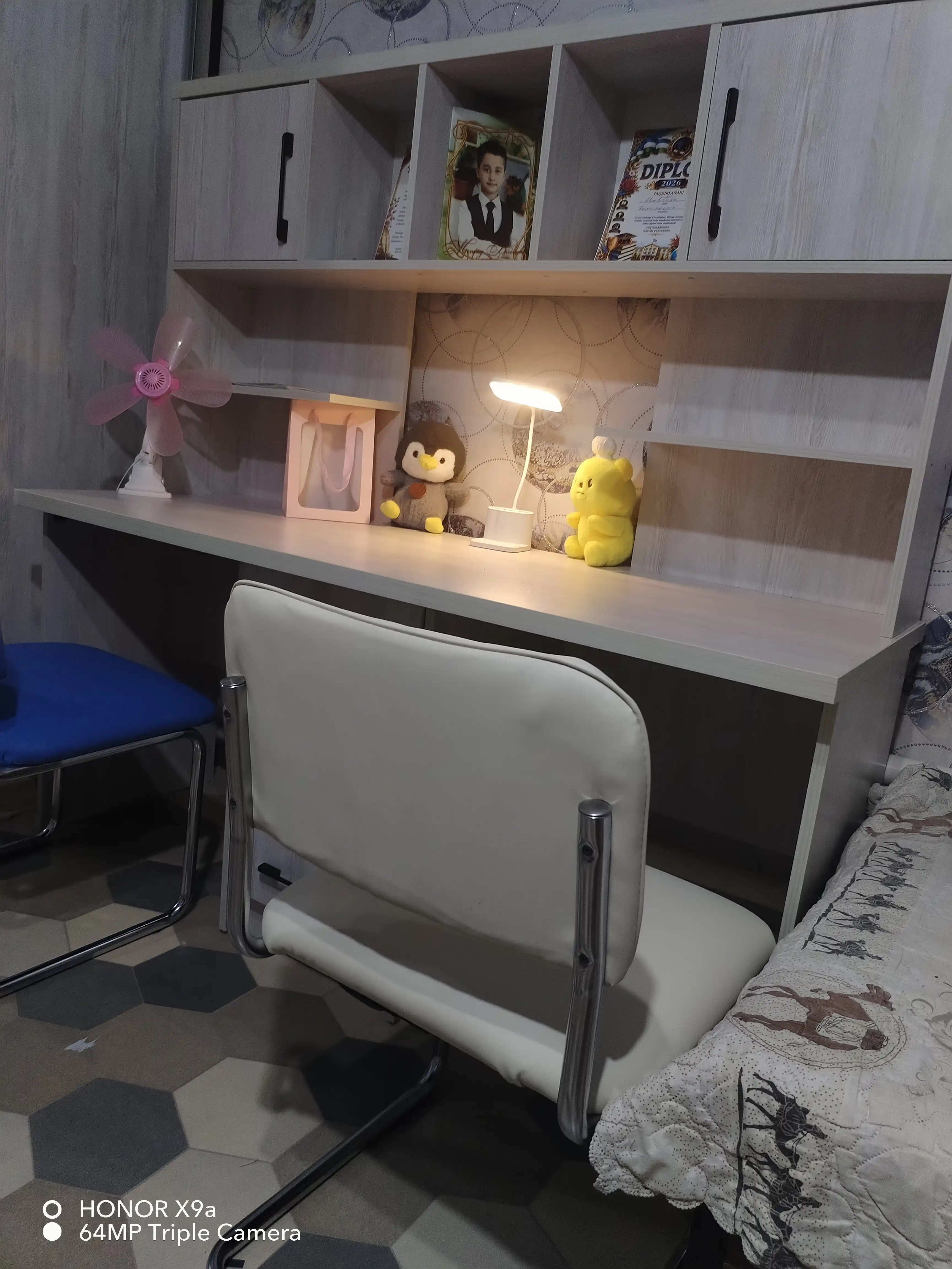 Аkkumlyatorli aqlli stol lampasi