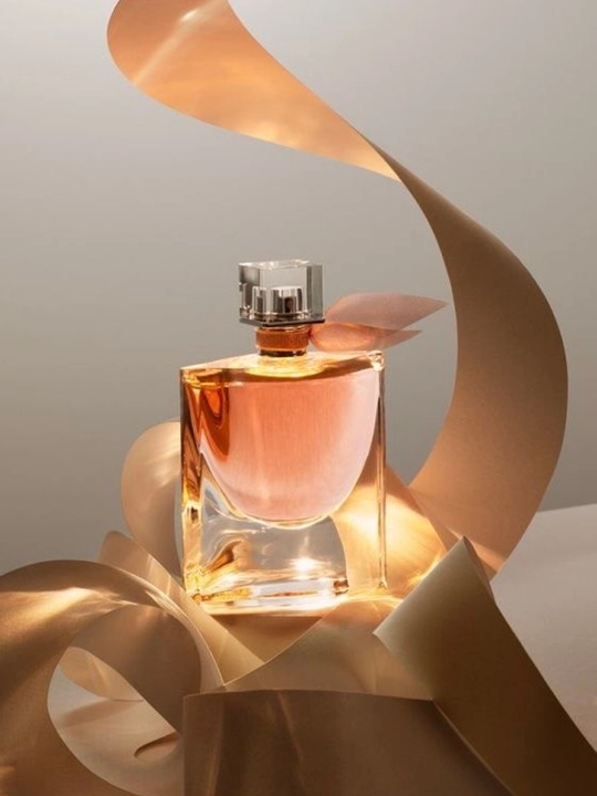 Lancôme La Vie Est Belle ayollar atiri Eau de Parfum, vanil, iris va pachulili shirin ifor