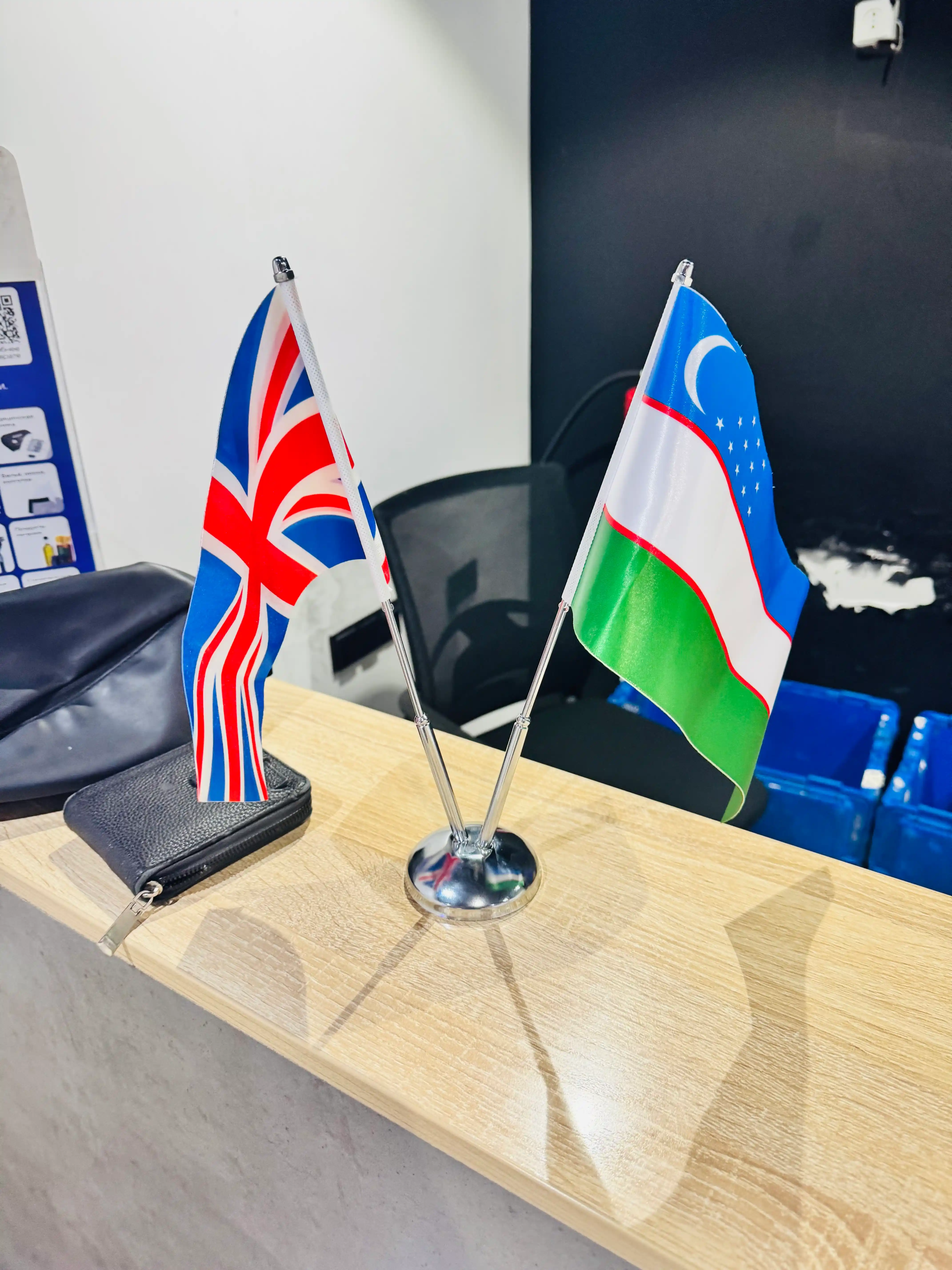 O'zbekiston Respublikasi va Buyuk Britaniya stol bayroqlari, ikki qismli metall stend bilan