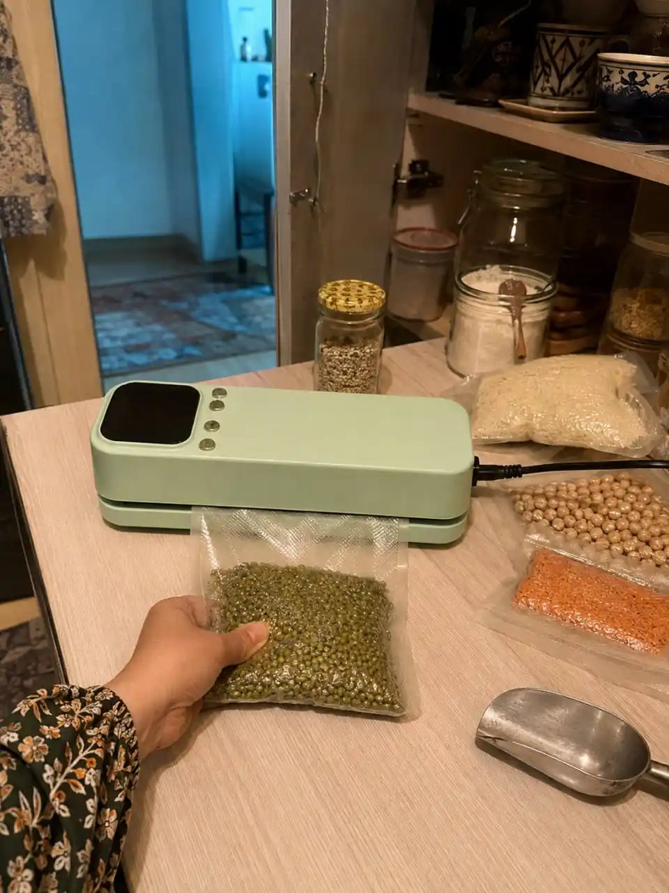 Вакуумный упаковщик для продуктов с цифровым дисплеем, мятный или бежевый