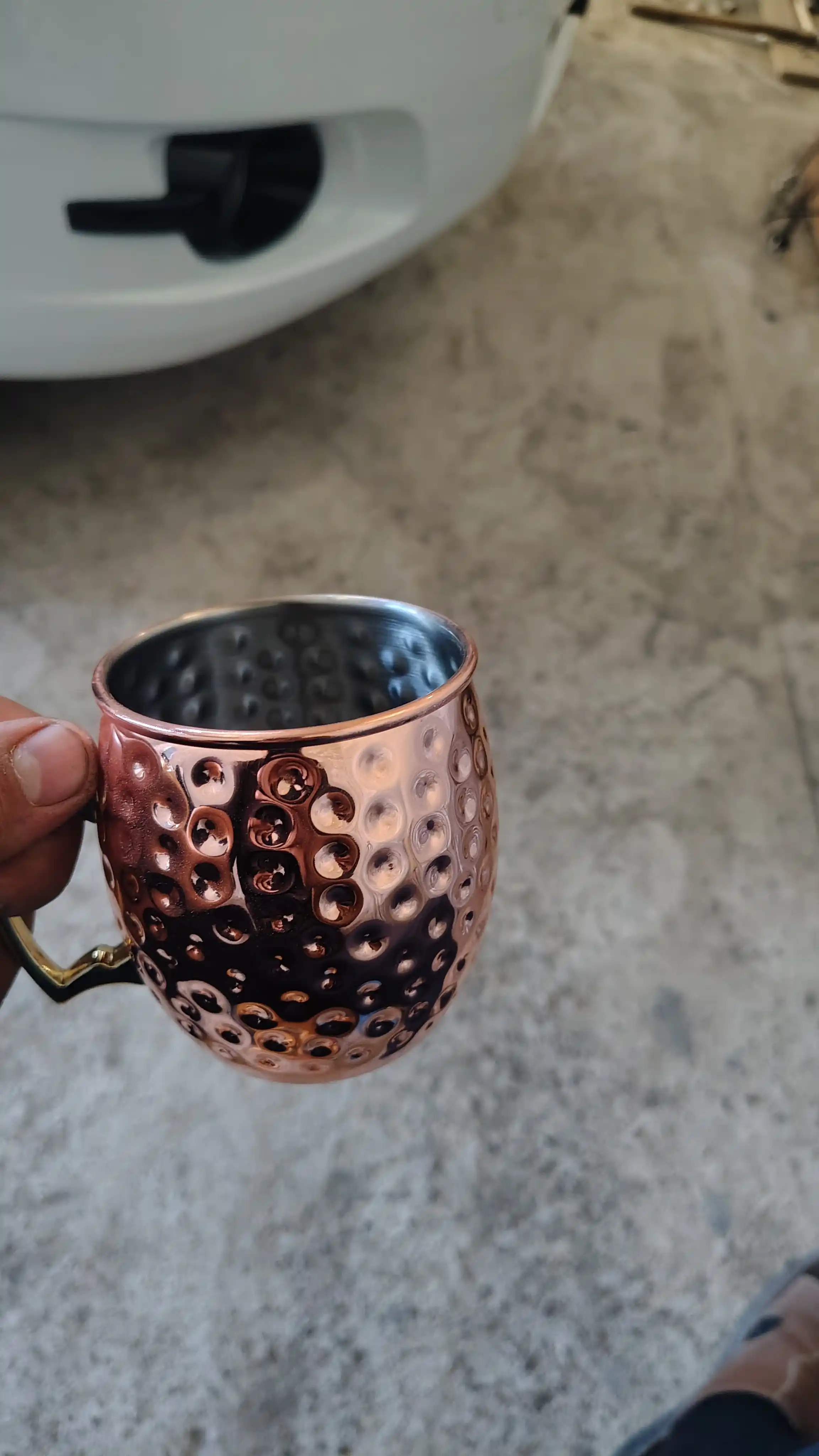 Naqshli va oltin rang tutqichli mis krujka –kokteyllari, choy va ichimliklar uchun, 450 ml