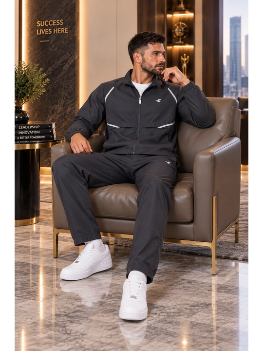 Erkaklar uchun yengil sport kostyumi — kurtka va shim, zamonaviy casual model