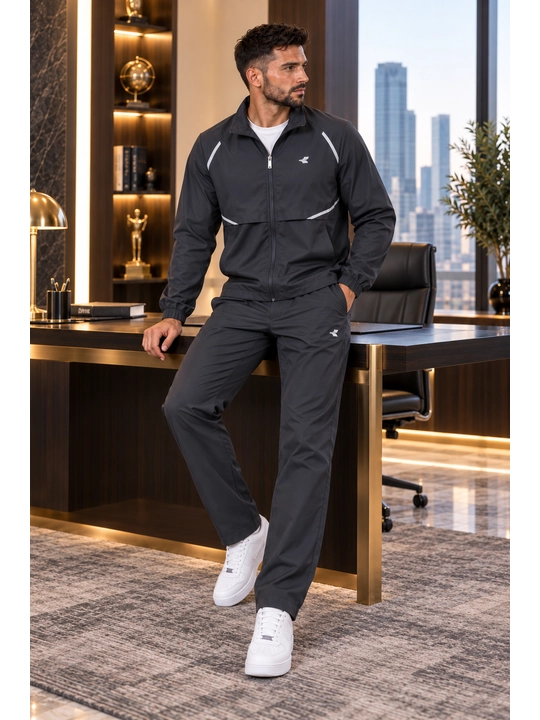 Erkaklar uchun yengil sport kostyumi — kurtka va shim, zamonaviy casual model