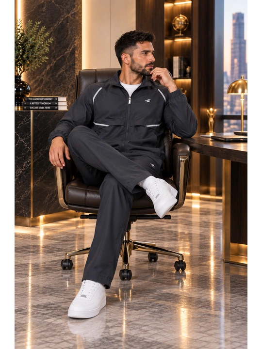 Erkaklar uchun yengil sport kostyumi — kurtka va shim, zamonaviy casual model