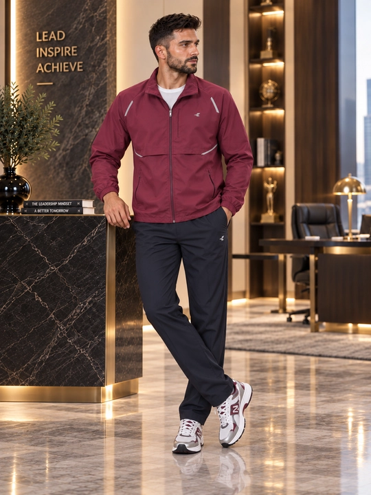 Erkaklar uchun yengil sport kostyumi — kurtka va shim, zamonaviy casual model