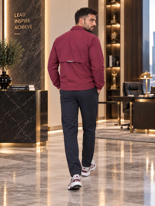 Erkaklar uchun yengil sport kostyumi — kurtka va shim, zamonaviy casual model