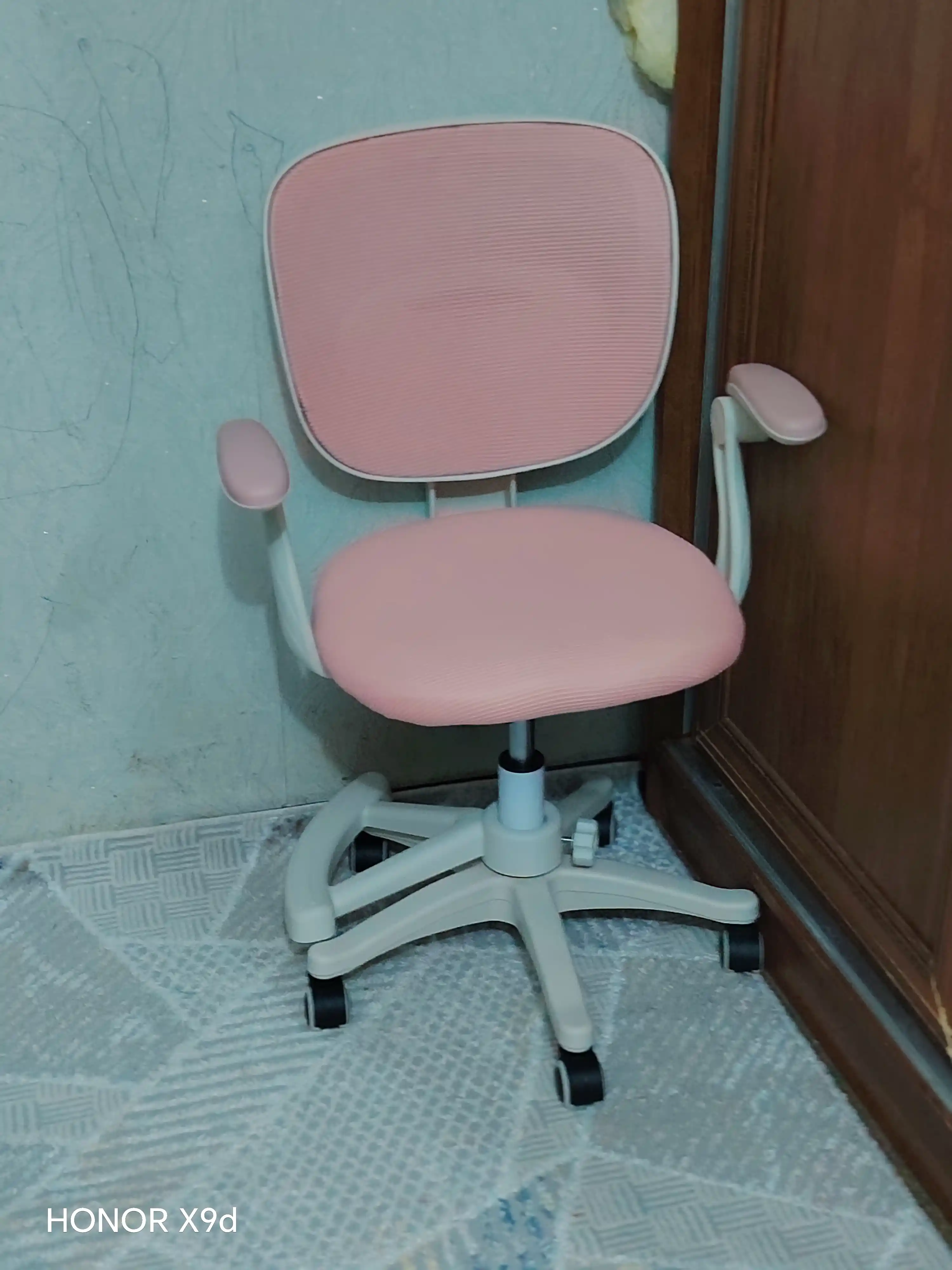 FIDGO bolalar o‘quv kreslosi, balandligi sozlanadi, qo‘l va oyoq tayanchlari bilan