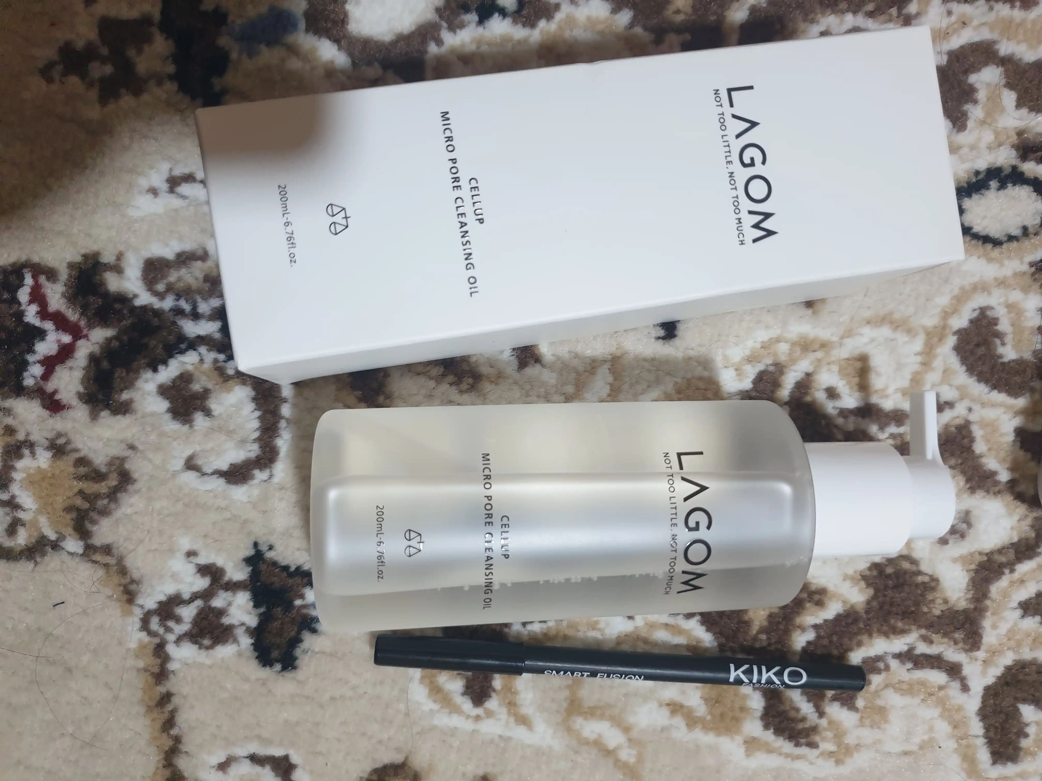 Yuzni yuvish va makiyajni olish uchun gidrofil moy Lagom Cellup Micro Pore Cleansing Oil
