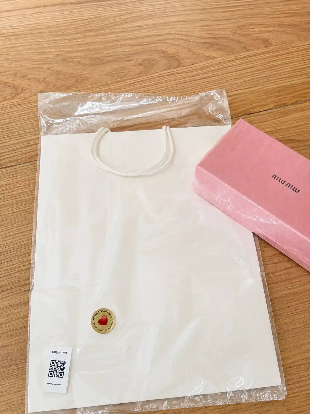 Oq qog‘oz paket ipli tutqichli, sovg‘a va xarid uchun kraft paket, brending uchun