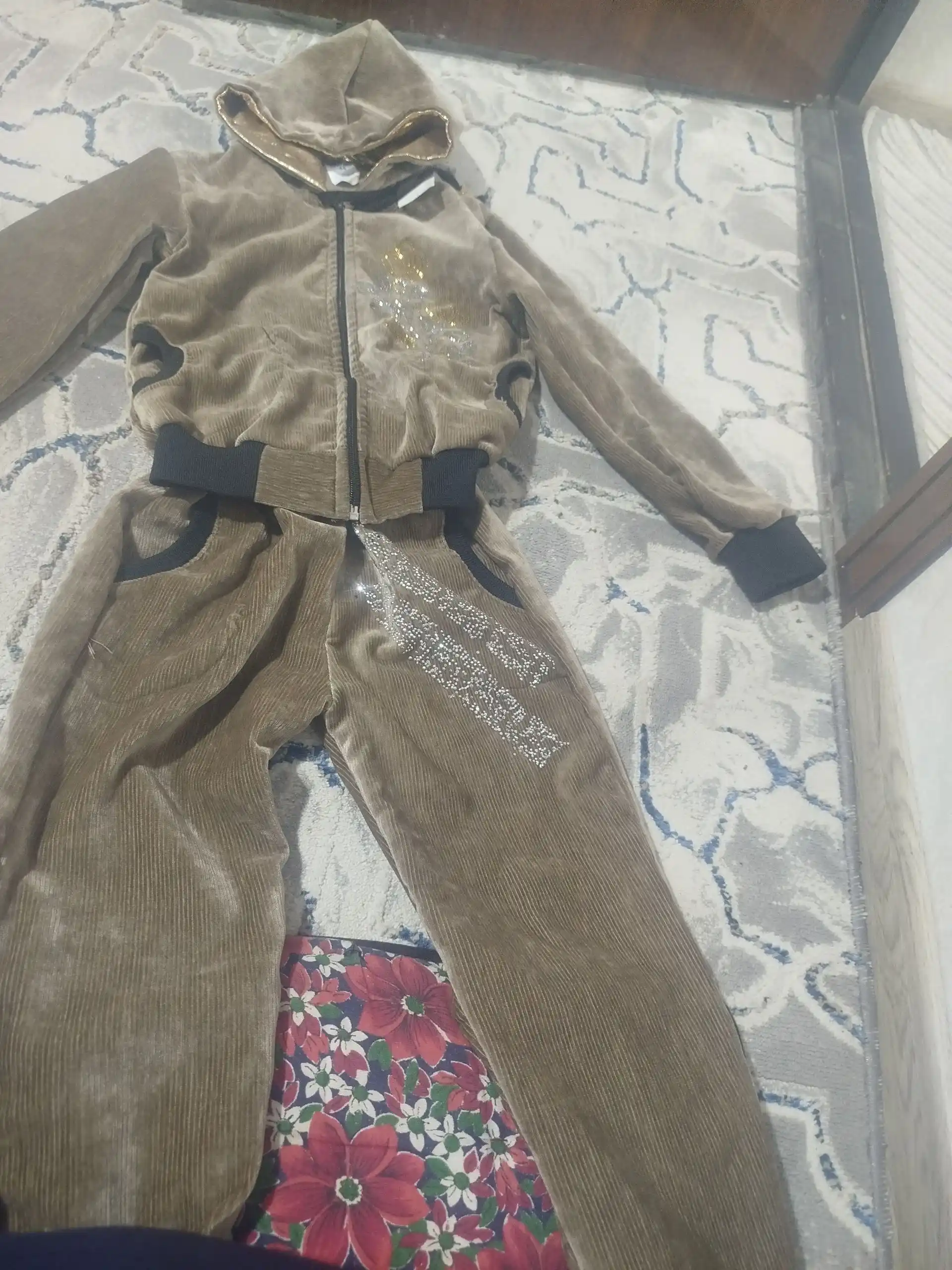 Qizlar uchun velyur kostyum, bolalar sport kostyumi, 5 yosh uchun kostyum, yumshoq velyur,