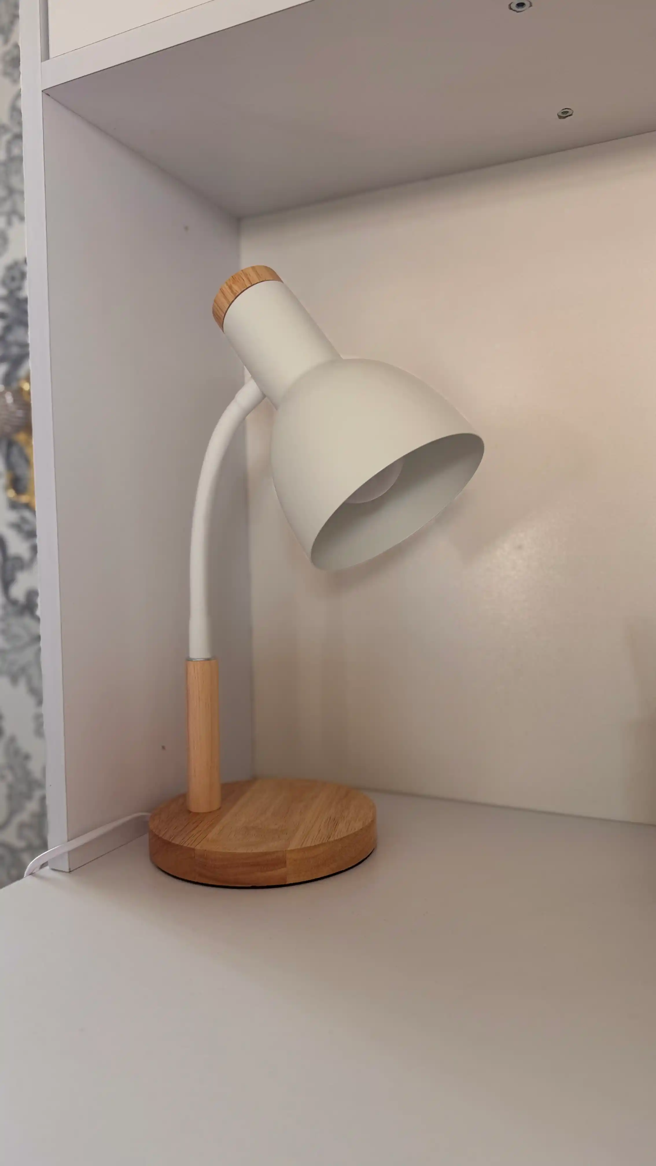 Yog'och tayanchli zamonaviy uslubdagi stol lampa  pushti,oq va qora ranglarda