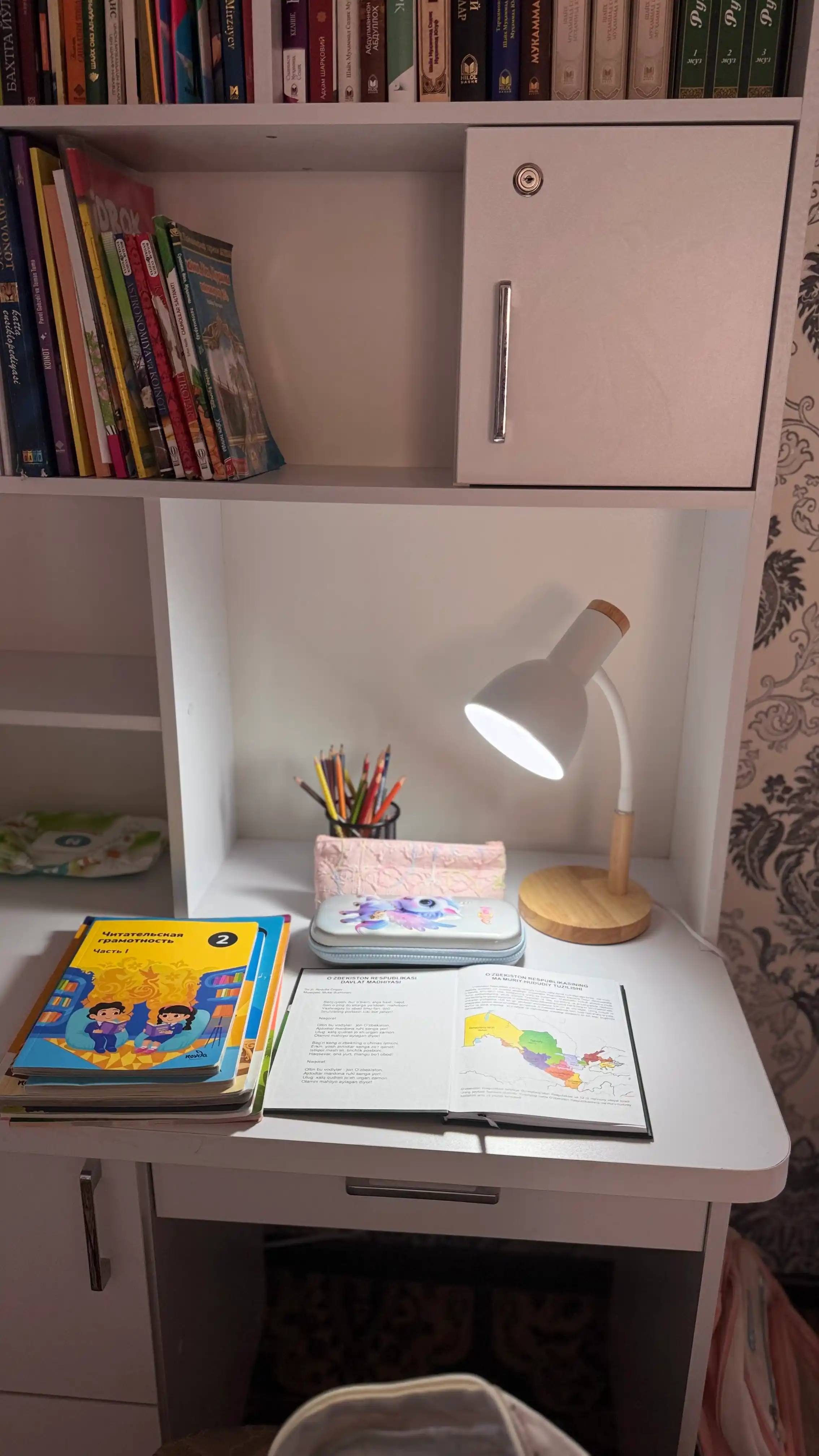 Yog'och tayanchli zamonaviy uslubdagi stol lampa  pushti,oq va qora ranglarda
