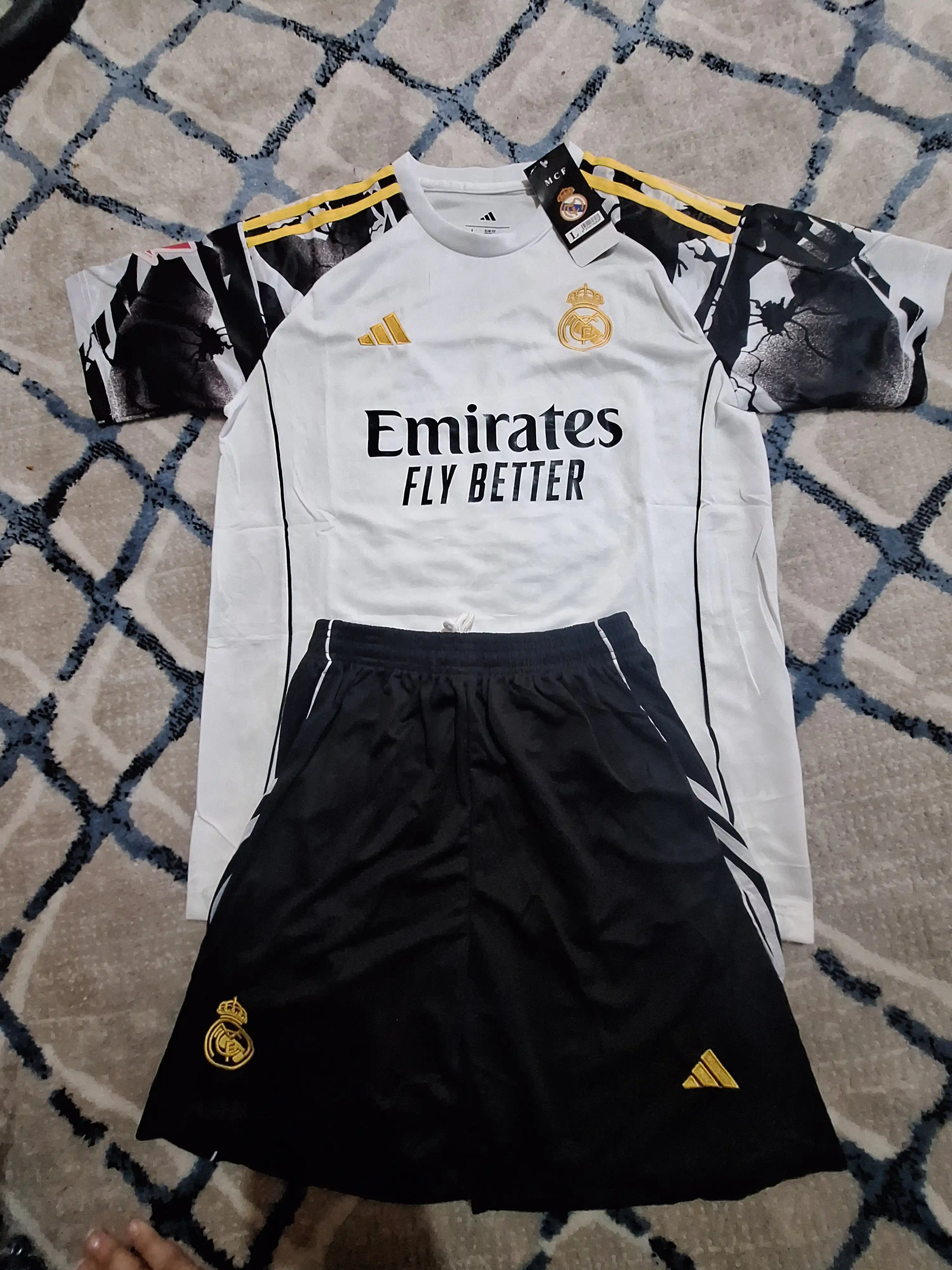 Real Madridning 2024/25-yilgi mavsumdagi uchinchi formasi - pushti rangli versiya