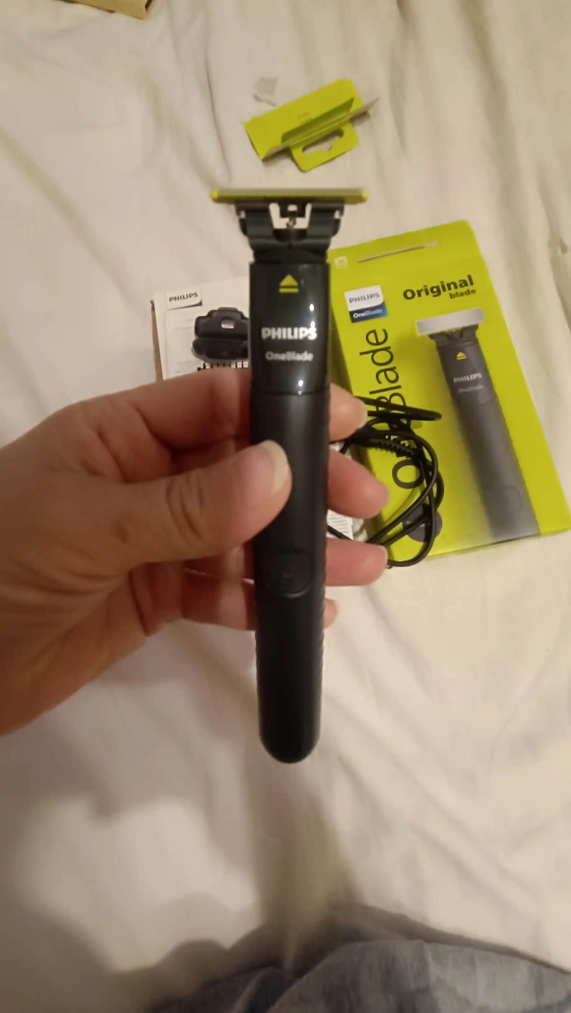 Soqol mashinasi Philips OneBlade QP1424, soqol, mo'ylov, aylanma, suv o'tkazmaydigan