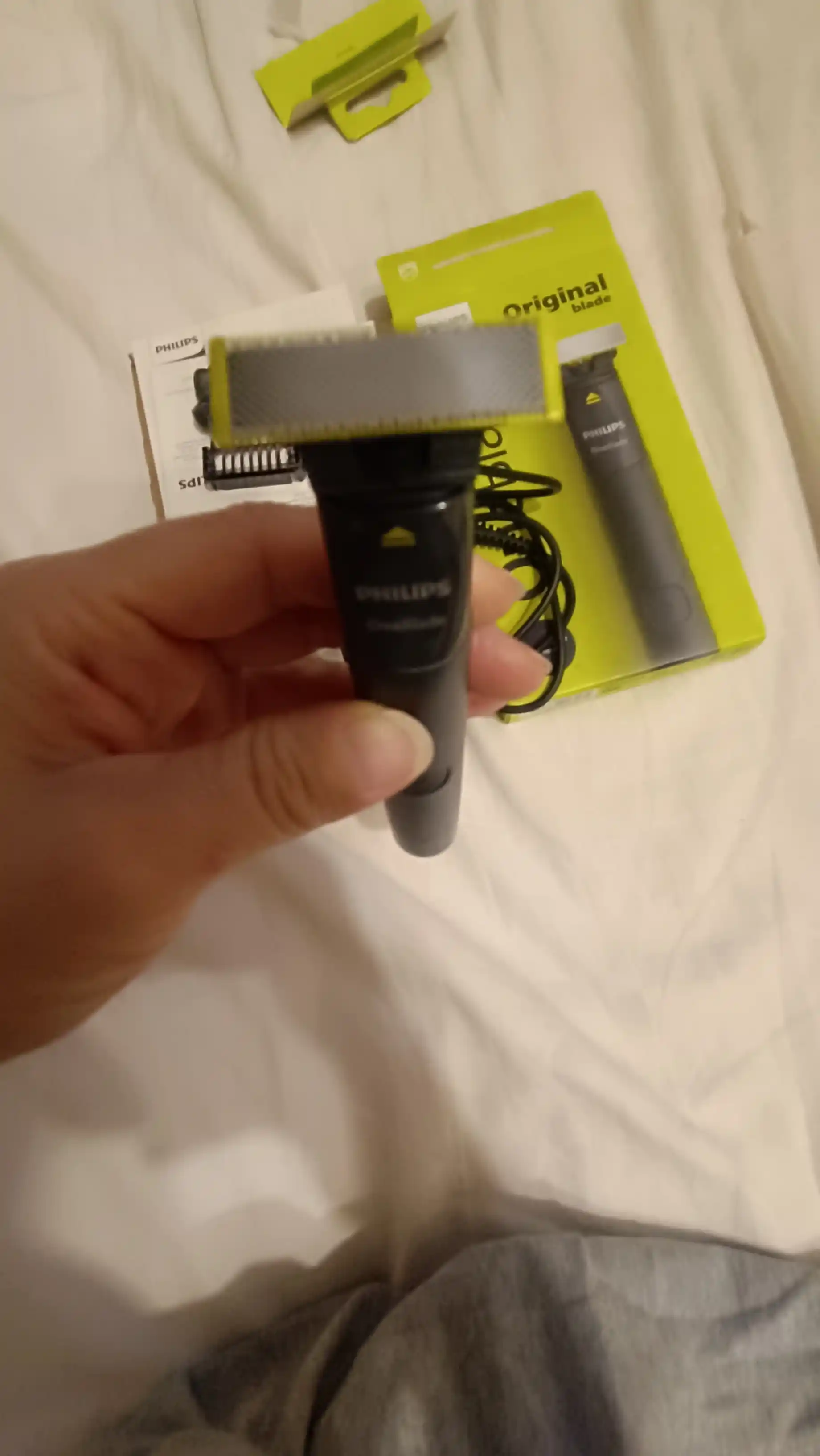 Soqol mashinasi Philips OneBlade QP1424, soqol, mo'ylov, aylanma, suv o'tkazmaydigan