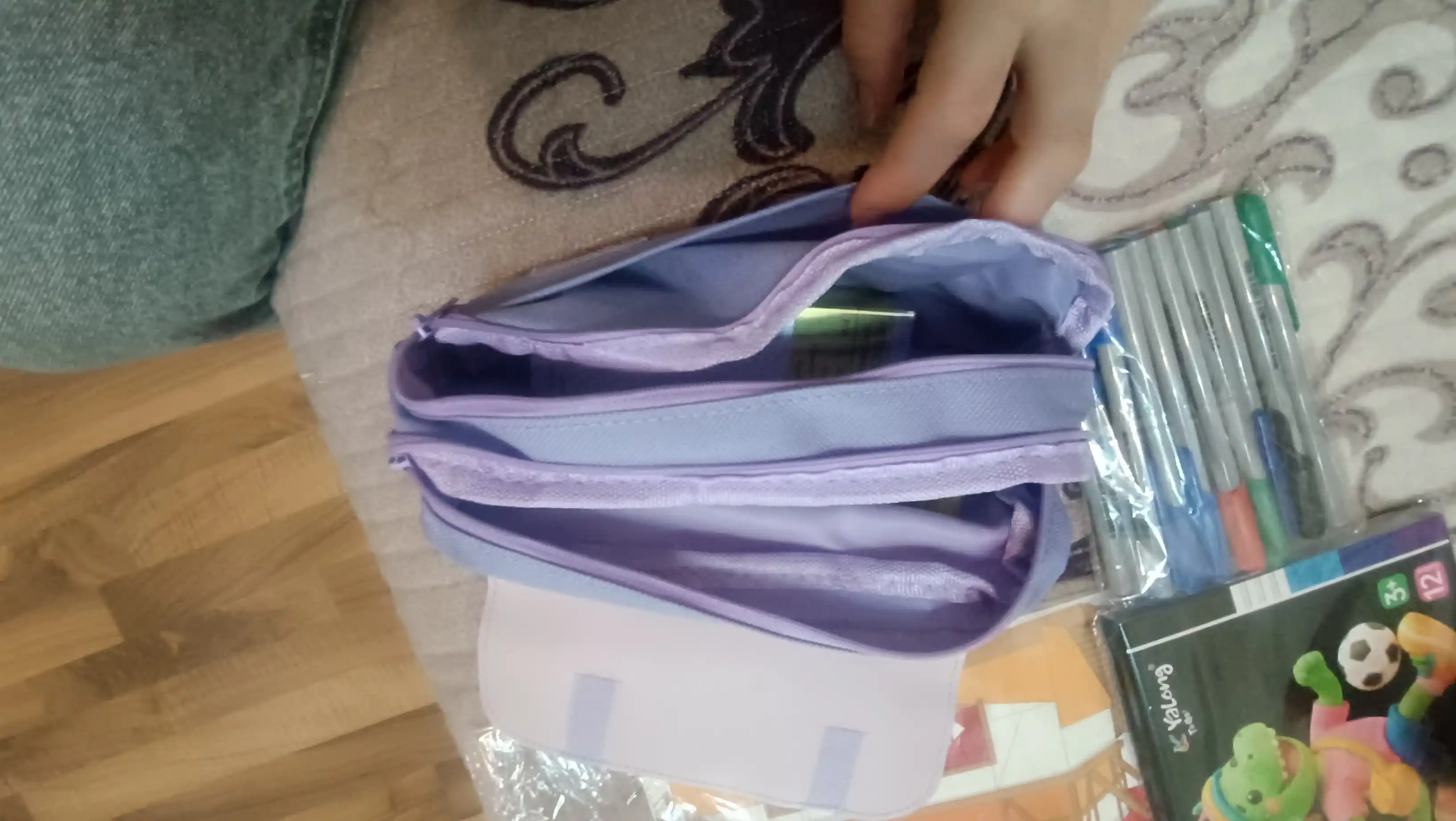 O‘g‘il bolalar va qizlar uchun mo‘ljallangan, fermuarli, sig‘imli maktab qalamdoni