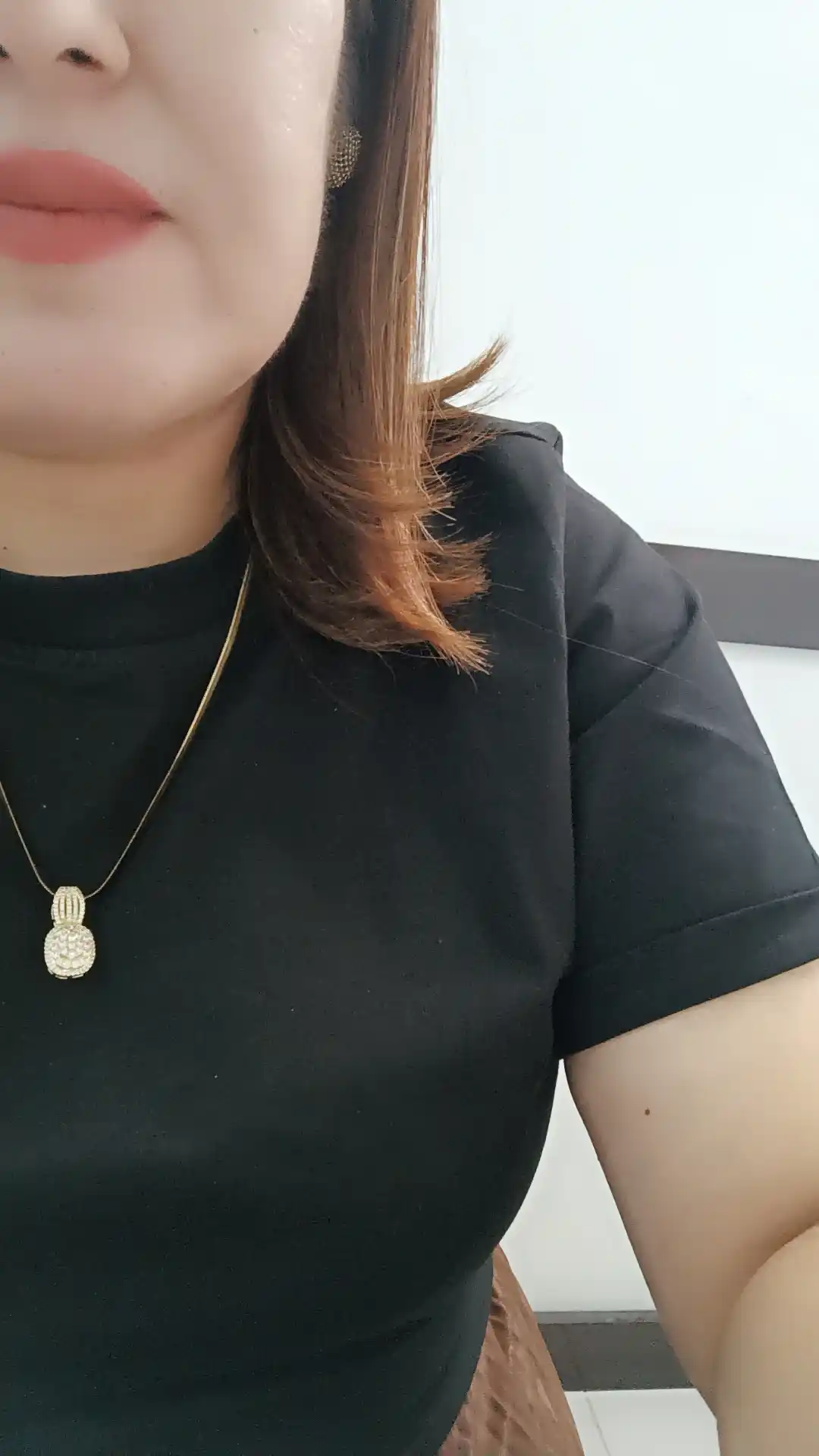 Yenglari qayrilgan ayollar futbolkasi