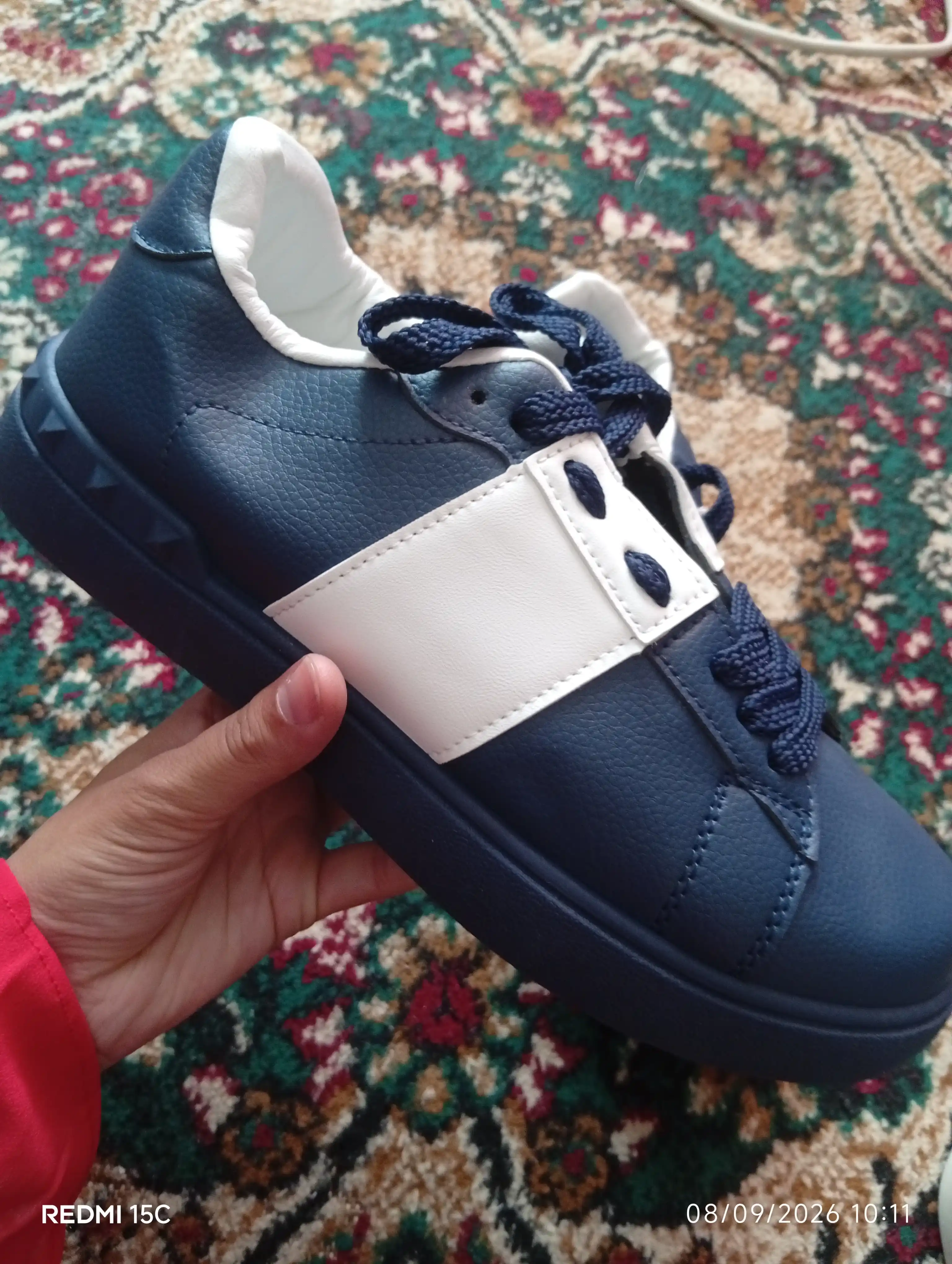 Valentino Garavani uslubidagi charm kedalari (krossovkalari)