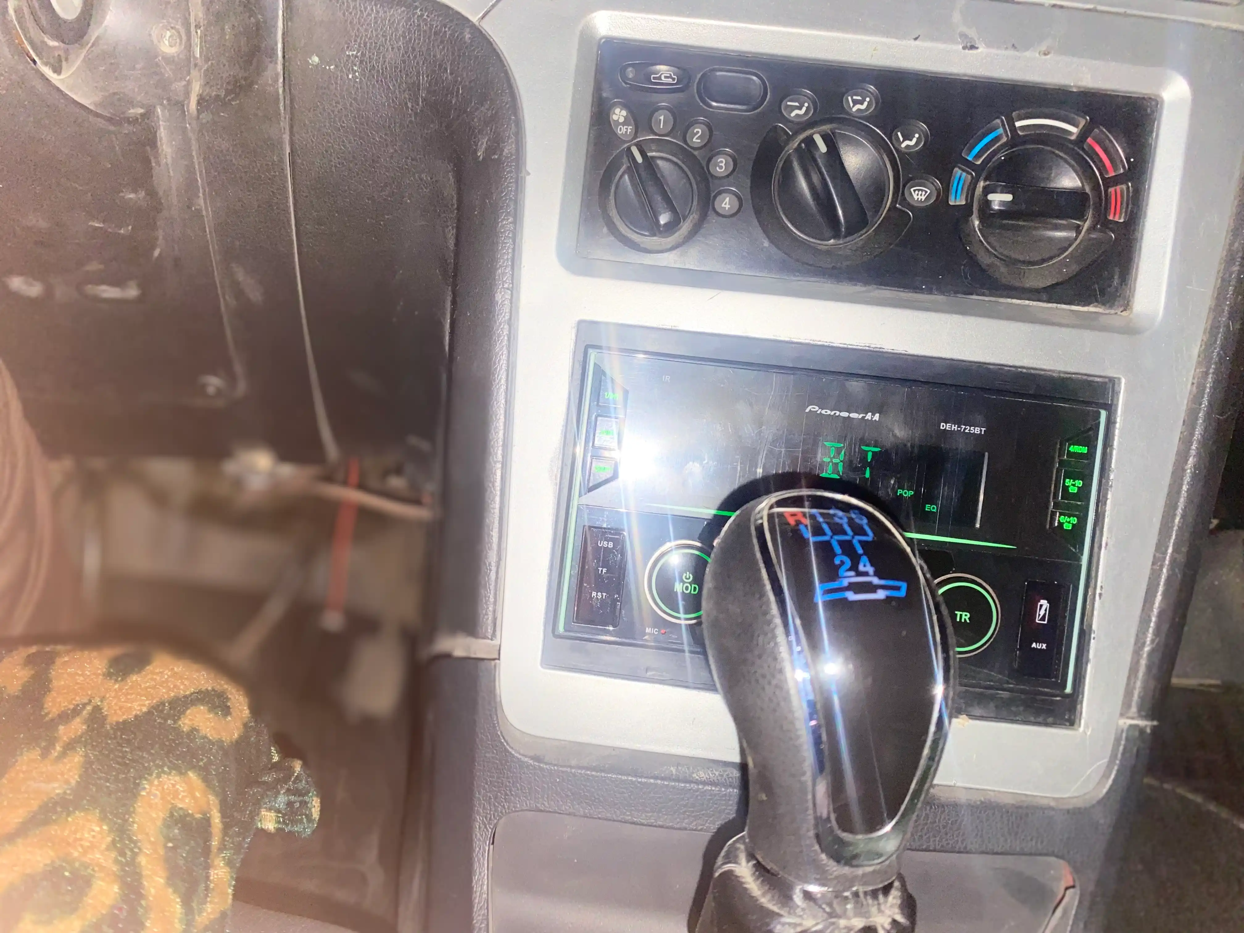 Автомагнитола Pioneer DEH-725BT с Bluetooth, USB и FM-радио