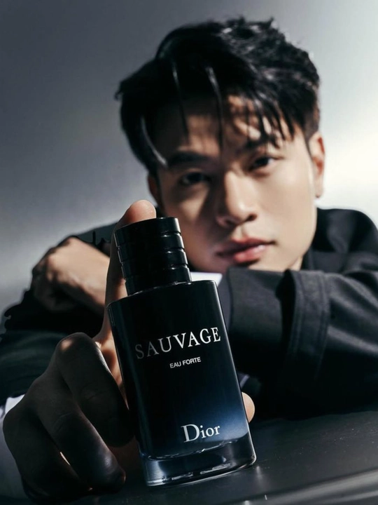 Dior Sauvage erkaklar xushbo'ylangan suv, yangi sitrusli va yog‘ochsimon hid, parfyumi