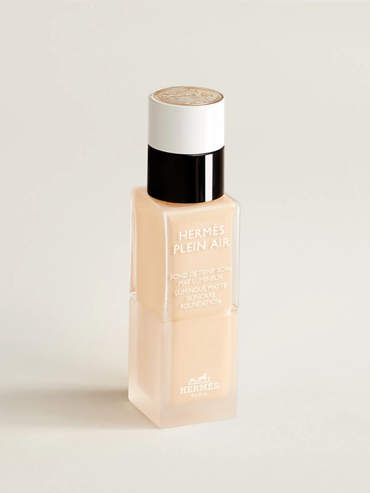 Hermès Plein Air Luminous Matte Skincare Foundation teri yaltirashi uchun tusli vosita, 33 ml