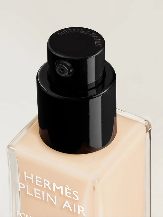 Hermès Plein Air Luminous Matte Skincare Foundation teri yaltirashi uchun tusli vosita, 33 ml