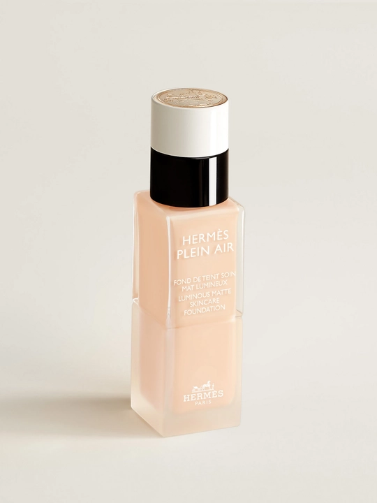 Hermès Plein Air Luminous Matte Skincare Foundation teri yaltirashi uchun tusli vosita, 33 ml
