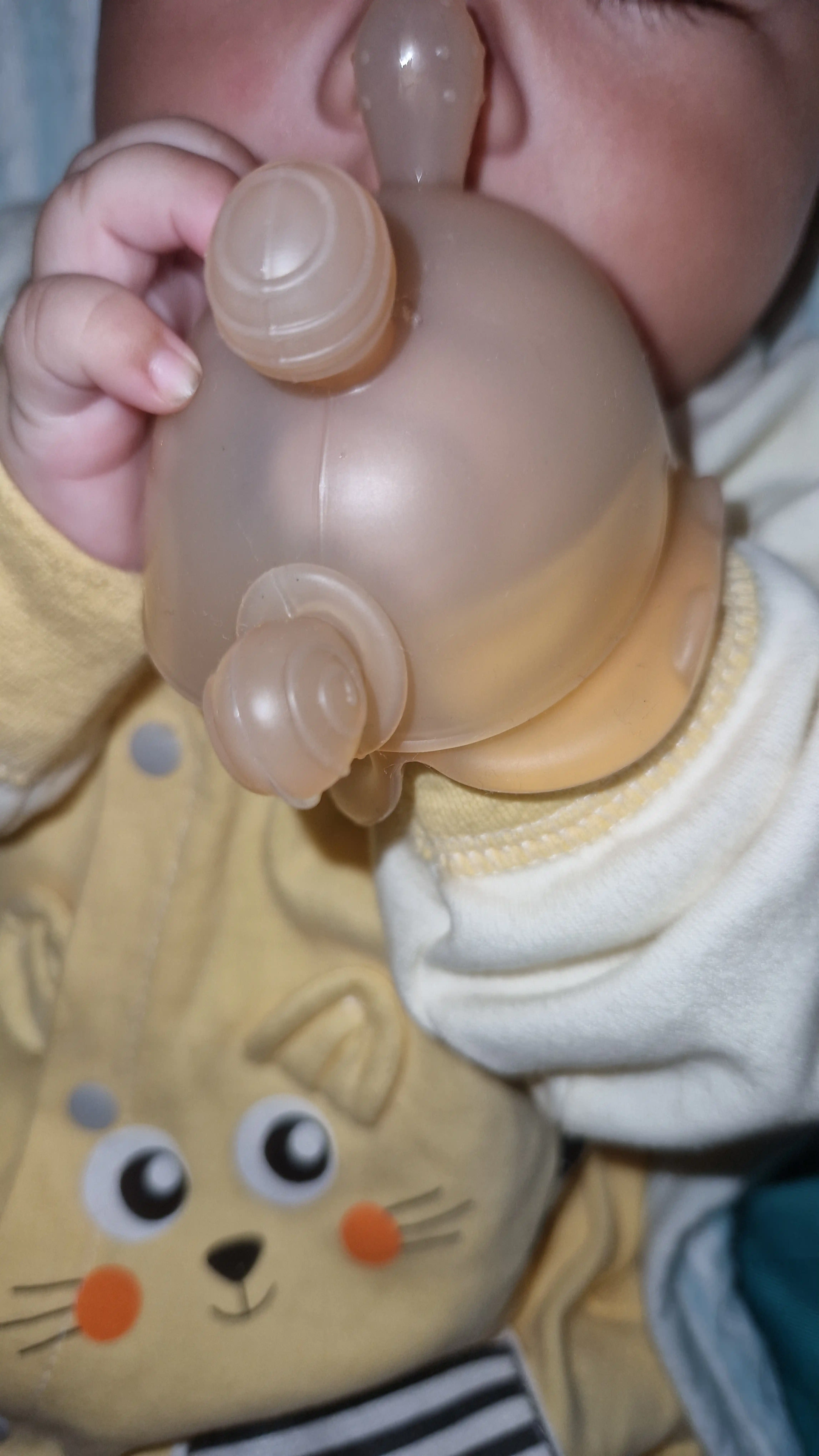 Zubogriz 0+ oydan, qol soʻrishdan saqlaydi.  Chaqaloq qoʻlidan tushib ketmaydi. BPA free