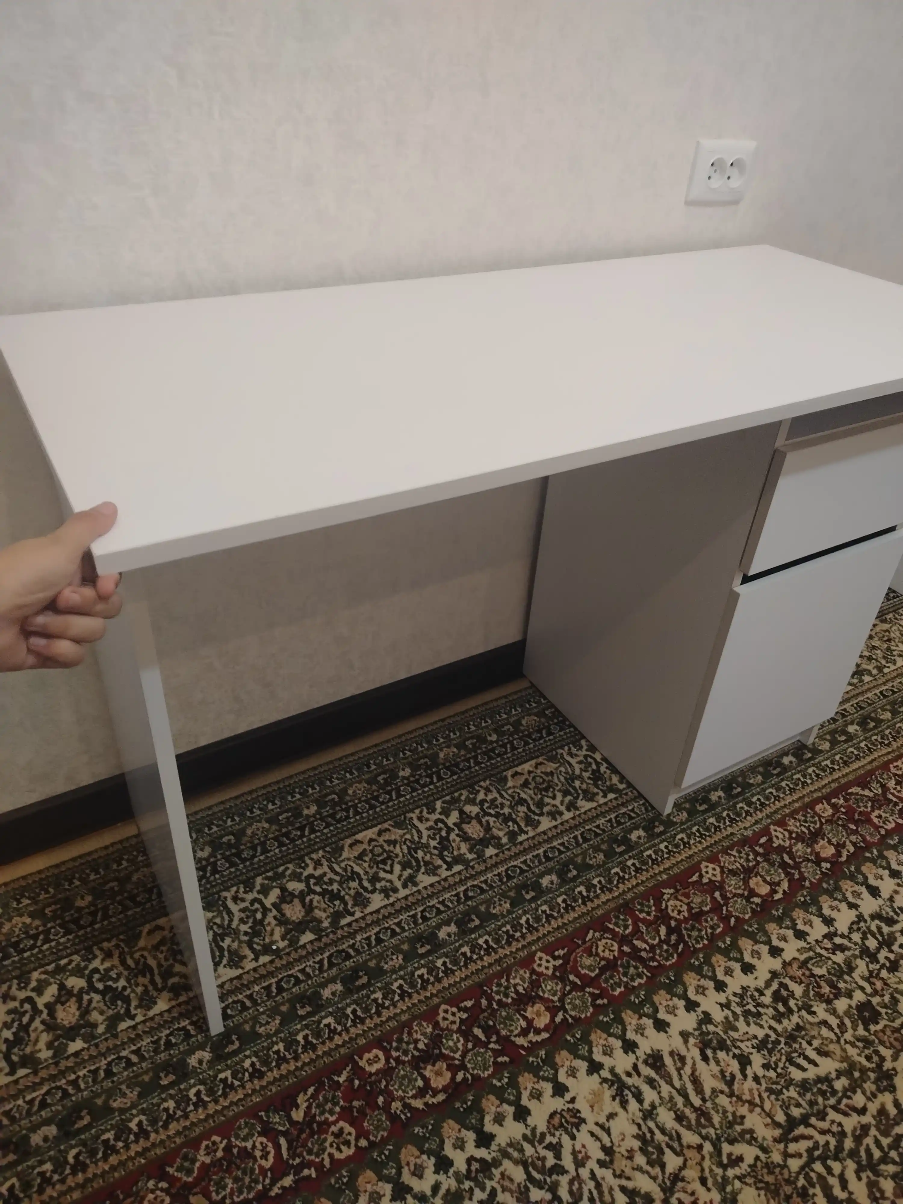 Письменный компьютерный стол с открытой нишей и тумбой с ящиками для хранения книг