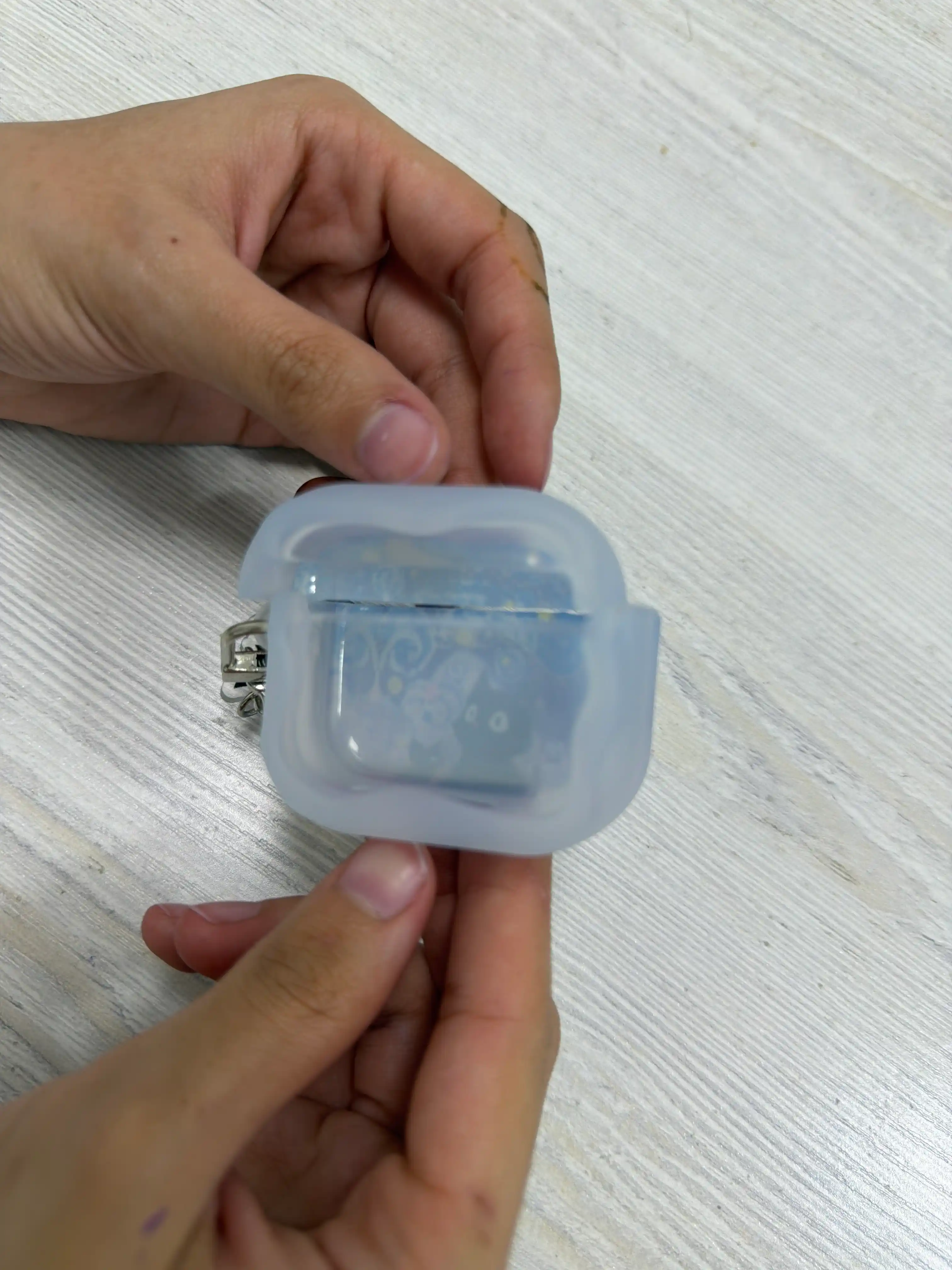 Текстурированный чехол для AirPods с объемным 3D цветком