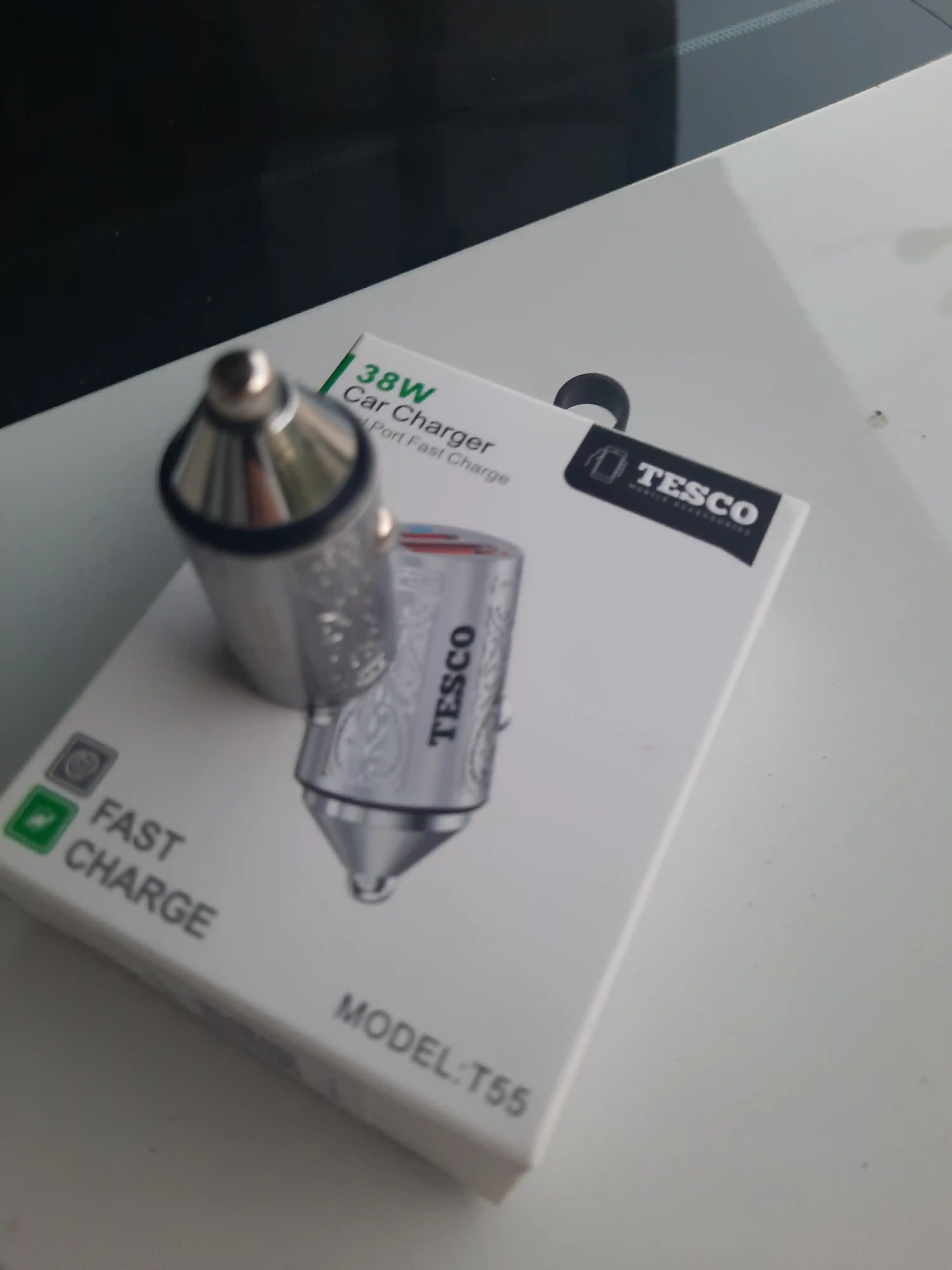 TESCO avtomobil quvvatlagichi (38W/12 V) telefonlar uchun o‘ta tezkor va 3.1A quvvatlash