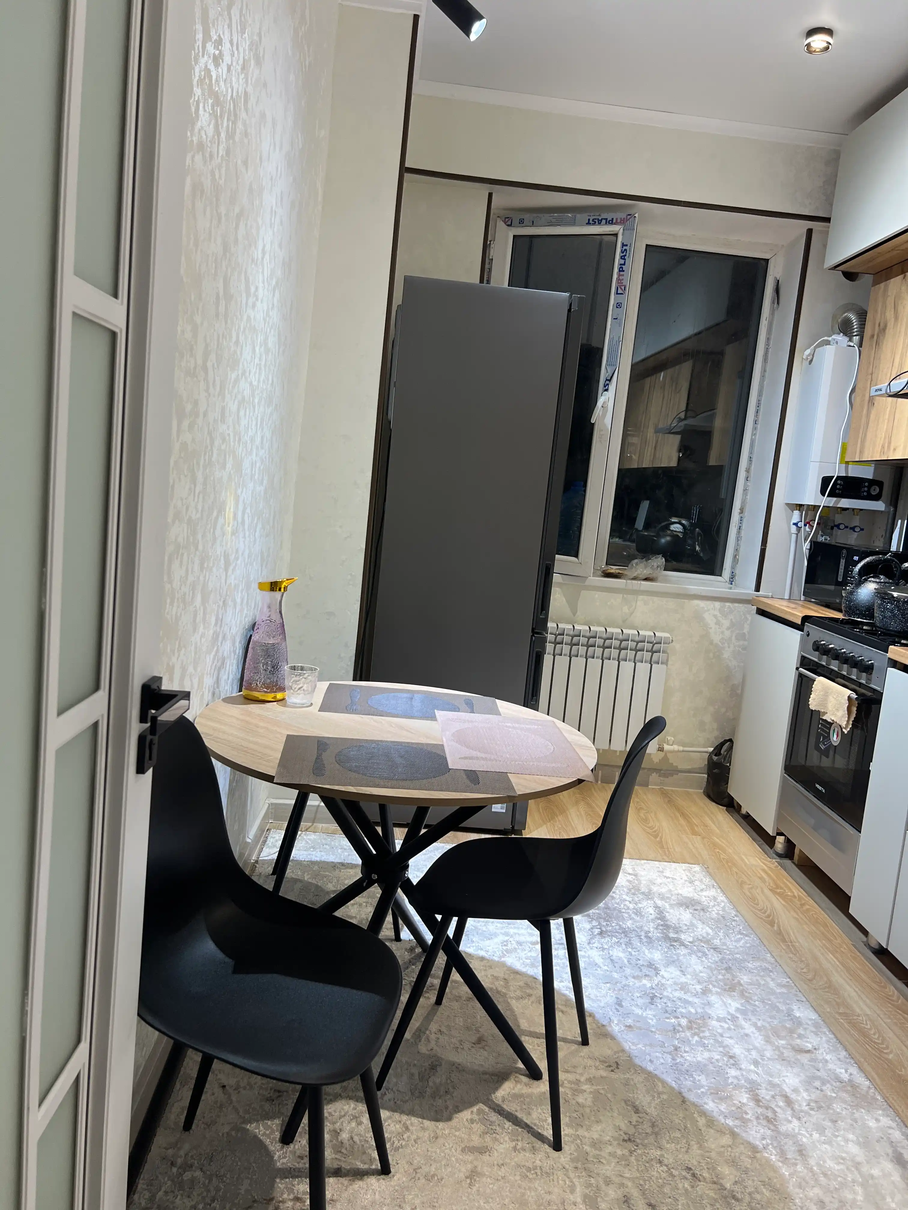AIKO Olivia ovqatlanish komplekti, 4 kishilik, 1 ta dumaloq ovqatlanish stoli va 4 ta stul