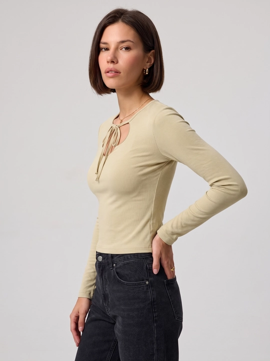 Ayollar uchun UMA Slim Fit uzun yengli, kesik, shakldor qirqimli va bog‘ichli
