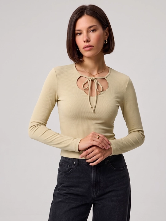 Ayollar uchun UMA Slim Fit uzun yengli, kesik, shakldor qirqimli va bog‘ichli