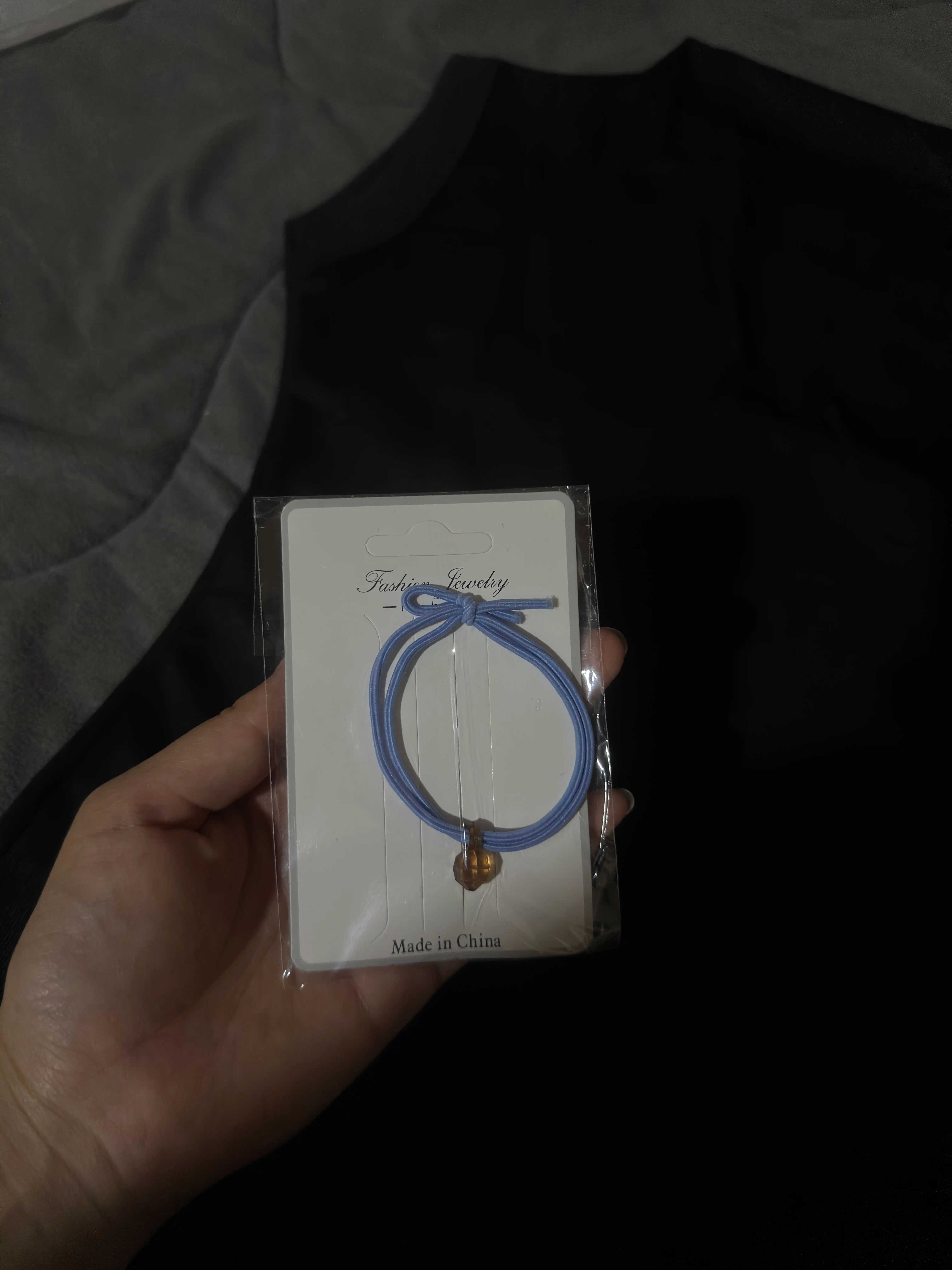 Tik yoqali qora trikotaj top